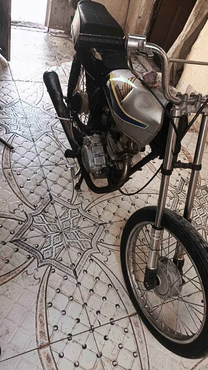 سلام عليكم دراجه للبيع نضيفه مال شغل دراجه مكينه حلوة نهضه مشي دراجه كلشي ما ناقصه السعر 325 وبيه مجال للطيبين هاذ رقمي ***********
