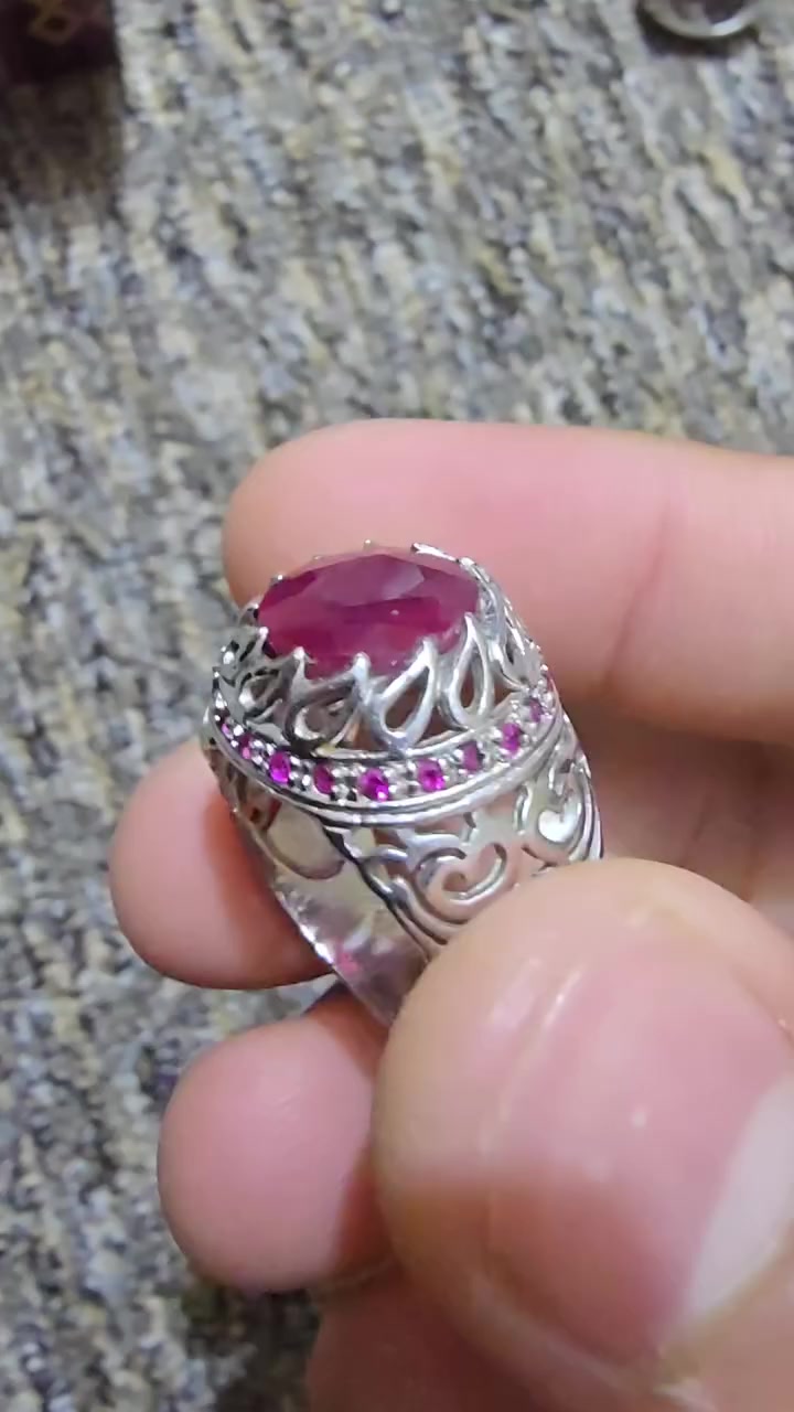 كلهن ب ٢٢٥ وبيهن مجال كلهن اصليات وماكو مثلهن زمرد وياقوت وفيروز وسليماني الياقوت وحده اخذته ب ٩٠ الله شاهد رقم***********
