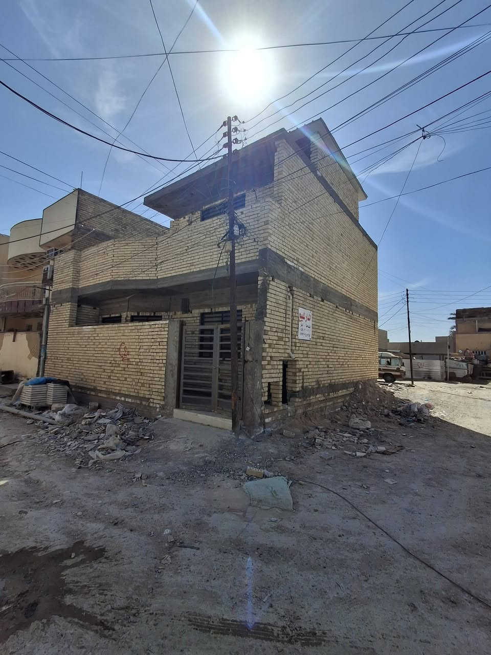 بيت للبيع مساحه 100متر مربع (١٠×١٠) ركن طابو زراعي سند ٢٥
 بناء حديث سنة ٢٠٢٦  طابق ونص يتكون من استقبال وصاله ومطبخ وغرفة نوم وحمام جوه
 والطابق الثاني غرفة وهول كبير وحمام وسطح 
العنوان : الزعفرانية/ نهاية شارع المعهد/ محلة 962 خلف مدرسة السلام 
التواصل : الاتصال على الرقم *********** 
او المراسلة على الواتساب *********** 
موقع البيت على الخريطة : https://maps.app.goo.gl/Ex2bJVUG3SKPyUJx8?g_st=aw
