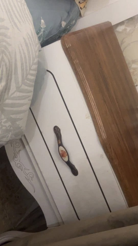 غرفه للبيع خمس قطع من هوم سنتر سعرها 750 وبيها مجال للتواصل ***********
