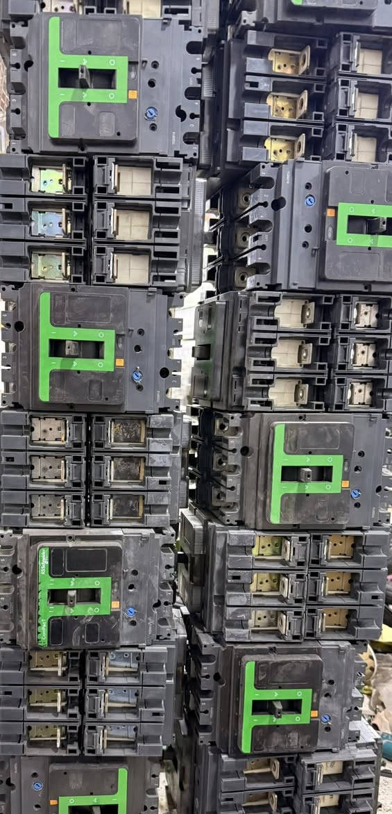 السلام عليكم تتوفر قواطع امجي / شنايذر اصلي باله / ثلاثي / رباعي 100A/125A 160A/ 250 A/ 400A/ 630A/ 800A / 1000A/   أتواصل ع رقم واتساب ‭٠٧٧٧ ٠٣٥ ٢٢٨٩‬
