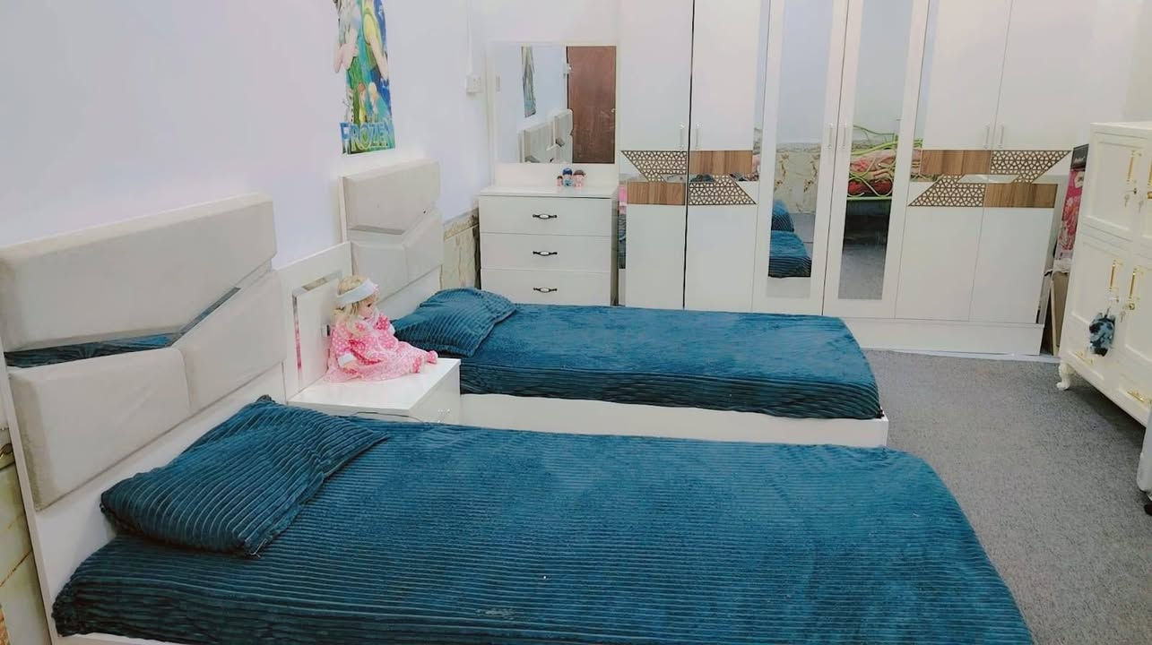 بيت للبيع طابو صرف 

خلف ملعب الشطره
على الشارع الرئيسي

مساحه ٢٥٥م
واقع حال ٢٧٠م

طابقين كونكريت بناء قديم مرمم 

الطابق الاول
غرفه عدد ٢ صالتين مطبخ استقبال 
صحيات كراج وحديقه

الطابق الثاني
غرفه عدد ٣ صاله صحيات

الروفان للعقار 
***********
