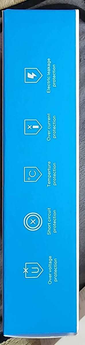 هذا الشاحن هو "محطة طاقة" متكاملة تجمع بين القوة والأناقة والذكاء. إليك مسودة إعلان احترافية تبرز كافة مميزاته بناءً على الصور التي أرفقتها:
⚡ 6 في 1: شاحن ذكي فائق السرعة (Smart Fast Charger) ⚡
وداعاً لزحمة الأسلاك وفوضى الشواحن!
هل تبحث عن حل واحد يشحن جميع أجهزتك في وقت واحد وبأقصى سرعة؟ إليك المحطة المتكاملة التي تجمع بين الشحن السلكي واللاسلكي بتصميم عصري وأداء جبار.
🌟 أهم المميزات التي تجعل هذا الشاحن اختيارك الأول:
 * قوة جبارة (72 واط): إجمالي طاقة تصل إلى 72W، مما يسمح لك بشحن عدة أجهزة ثقيلة في وقت واحد دون ضعف في الأداء.
 * 6 وظائف في جهاز واحد:
   * شحن لاسلكي مغناطيسي MagSafe بقوة 15W.
   * منفذ PD 45W (مثالي لشحن أجهزة MacBook واللابتوب).
   * منفذ PD 30W (شحن سريع جداً للآيفون والأندرويد).
   * منفذين QC 3.0 بقوة 22.5W لكل منهما (للهواتف والأجهزة الأخرى).
   * قاعدة مدمجة لشحن ساعة آبل (Apple Watch).
   * مكان مخصص لشحن السماعات اللاسلكية (AirPods).
 * تقنية PPS المتطورة: تقنية "Programmable Power Supply" التي تضمن توصيل الطاقة المناسبة تماماً لجهازك للحفاظ على عمر البطارية.
 * إضاءة AURA SYNC: أضف لمسة جمالية لمكتبك مع إضاءة RGB ذكية يمكن التحكم بها وتعديلها.
 * دعم شامل لجميع الأجهزة: سواء كان لديك MacBook، iPhone، AirPods، Apple Watch، أو حتى منصة ألعاب (Game Console)، فهذا الشاحن جاهز لها جميعاً.
🛡️ أمان تام لك ولأجهزتك:
الجهاز مزود بنظام حماية خماسي متطور:
 * حماية من تسريب الكهرباء.
 * حماية من التيار الزائد.
 * حماية من الارتفاع الزائد لدرجة الحرارة.
 * حماية من الماس الكهربائي.
 * حماية من الجهد العالي (Over-voltage).
✅ لماذا تقتنيه الآن؟
 * توفير مساحة: جهاز واحد بدلاً من 6 شواحن مختلفة.
 * جودة عالية: مصنوع من الألمنيوم المتين والمواد المقاومة للحرارة.
 * مثالي للمكتب والسرير: تصميم رأسي (Sleek Design) لا يأخذ مساحة ويجعل شكل مكتبك احترافياً.


**إذا كنت صاحب هذا الإعلان وتريد حذفه لأي سبب، رجاءا أرسل رسالة إلى الدعم الفني**