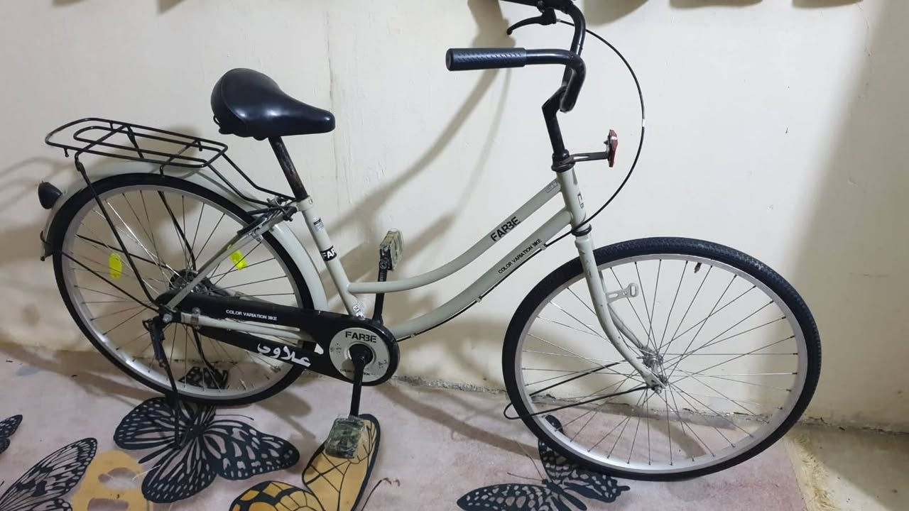 بايسكل بناتي حجم 26 موديل 22 البايسكل ماصارله شهرين من طلعنه من الحاويه غراضه كامله السعر 130 وبي مجال بسيط ناصريه مركز حي شهداء انتصل ***********
