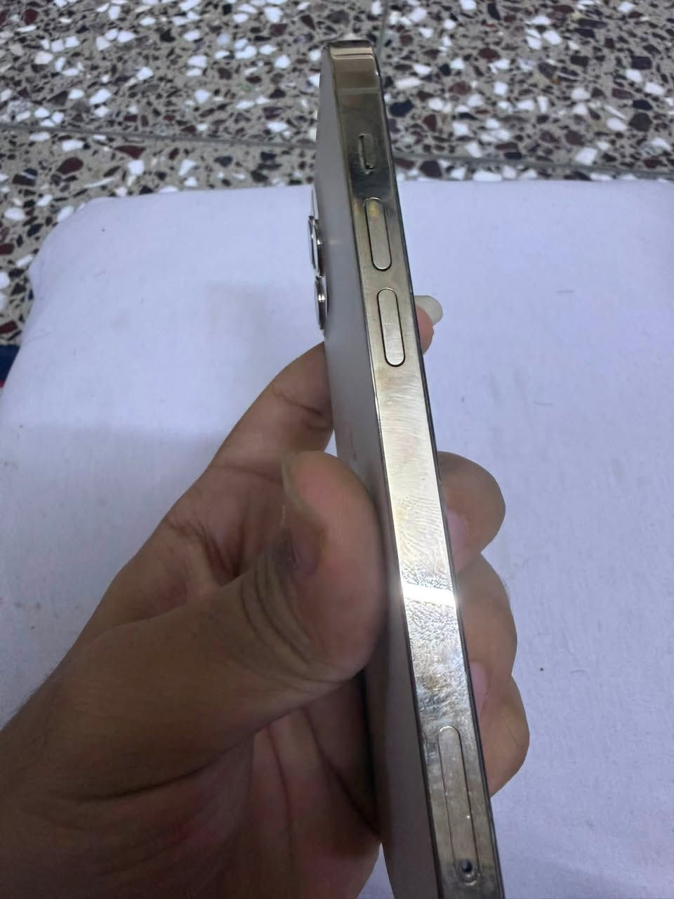 12 برو فقط 
اللون الذهبي 
شخط مابي غير مفتوح وغير مصلح نظيف جداً وتر بروف شرق اوسط
ذاكرة 128 
بطارية 79 
السعر 430 
مكاني بغداد مدينة الصدر


**إذا كنت صاحب هذا الإعلان وتريد حذفه لأي سبب، رجاءا أرسل رسالة إلى الدعم الفني**