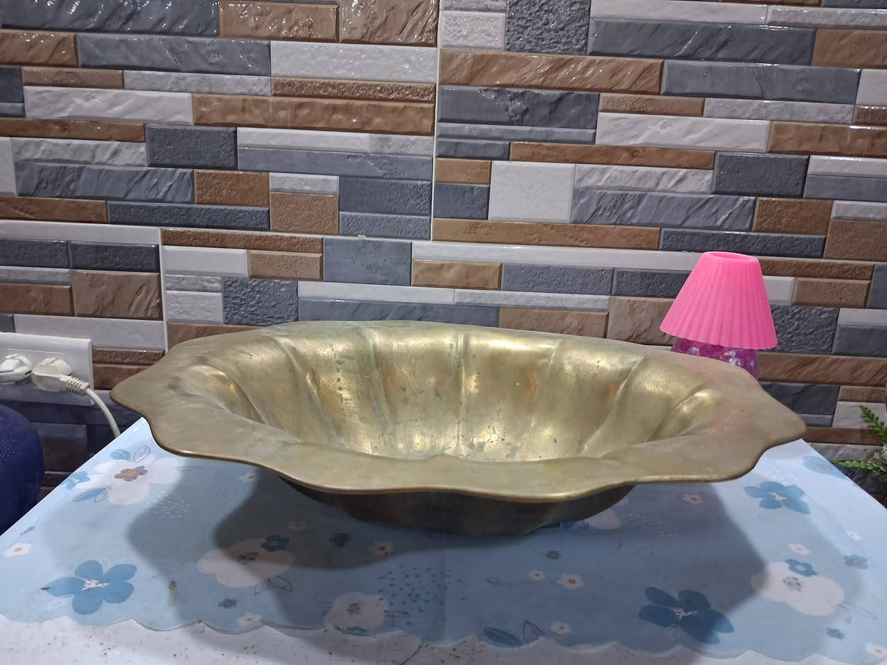 تحفة الحاسيّة النحاس 🌟
قطعة ديكورية مميزة بحجم ضخم وقطر يقارب 40 سم، وزن عالي وسماكة ممتازة. تصلح كمضيفّة فخمة أو قطعة ديكور تلفت الأنظار في البيت أو المكتب. تصميم كلاسيكي جميل ولمعة نحاس رائعة تضيف لمسة تراثية راقية لأي مكان.
بسعر مناسب جداً ومتوفرة خدمة التوصيل. 🚚✨


**إذا كنت صاحب هذا الإعلان وتريد حذفه لأي سبب، رجاءا أرسل رسالة إلى الدعم الفني**