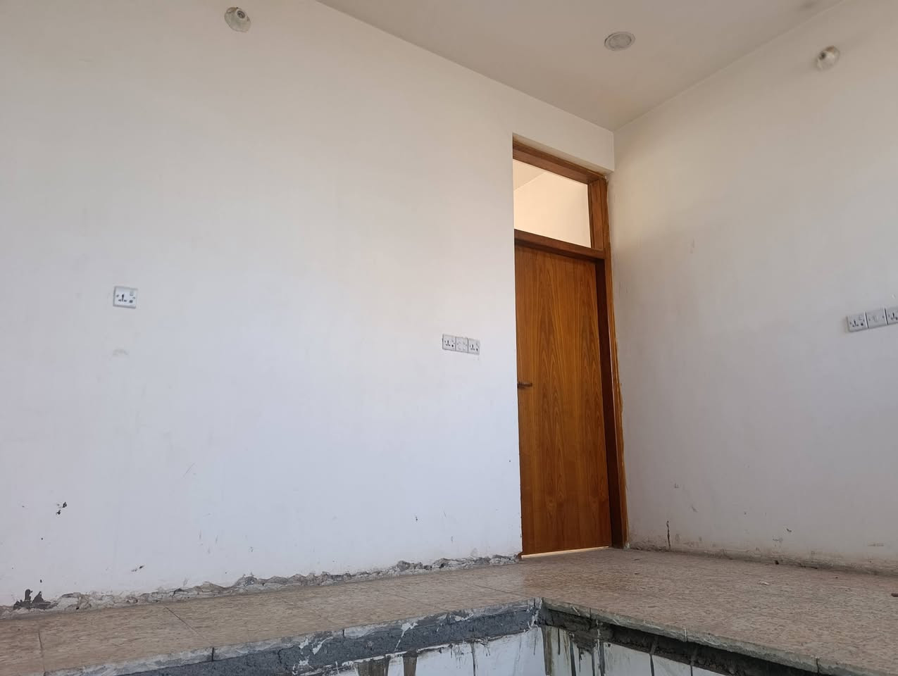السلام عليكم 
بيت 100متره الواجه 5 النزال 20 مكون من استقبال + منور +مطبخ حار بارد +حمام + تواليت هذا الطابق الاول 
الطابق الثاني مكون من غرفتين الطول 5 العرض 5 سويت كامل داخل الحمام 
مع منور 
الطابق الثالث مكون من غرفه ومنور وحمام سويت 
السطح 
البيت مكون من ثلاثة طوابق 

المكان الحبيبيه قرب مستشفى الحبيبيه خلف منظمه بدر 
السعر خاص 
رقم الهاتف ***********
