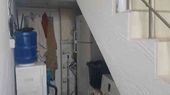 للبيع مساحة 200 متر. بحي الوفاء منطقة ال41 الف
يحتوي على غرفتين وصاله ومطبخ وأستقبال ومجموعة صحيات داخليه وخارجيه. بناء قديم لكن البيت نظيف

السعر 180 مليون. ***********ابو طيف
