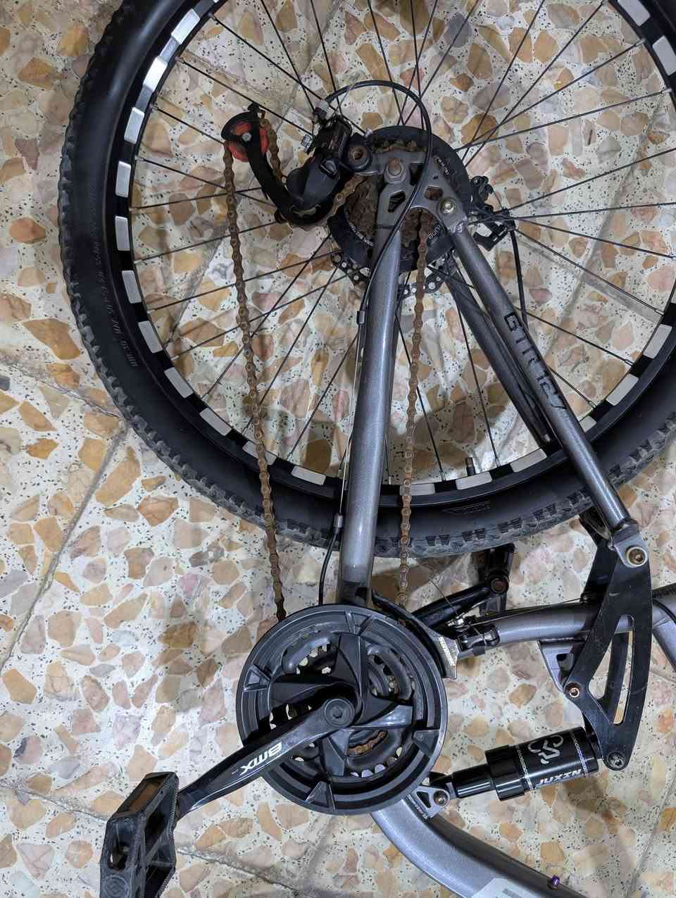 السلام عليكم عيني بايسكل 
bmx gtr (pro)
المساعدات : دبل امامي وخلفي شغالات
السرعات : كير خلفي 7سرعات وكير امامي3سرعات كلهن شغالات من ماركه sun rise
 البريكات : بريك امامي وخلفي دسكات كلهن شغالات بس الامامي يحتاجله صيانه 
حاله البايسكل : نضيف كلش واستعمال خفيف 
الملحقات :حامل مطاره ومطاره حديد


**إذا كنت صاحب هذا الإعلان وتريد حذفه لأي سبب، رجاءا أرسل رسالة إلى الدعم الفني**