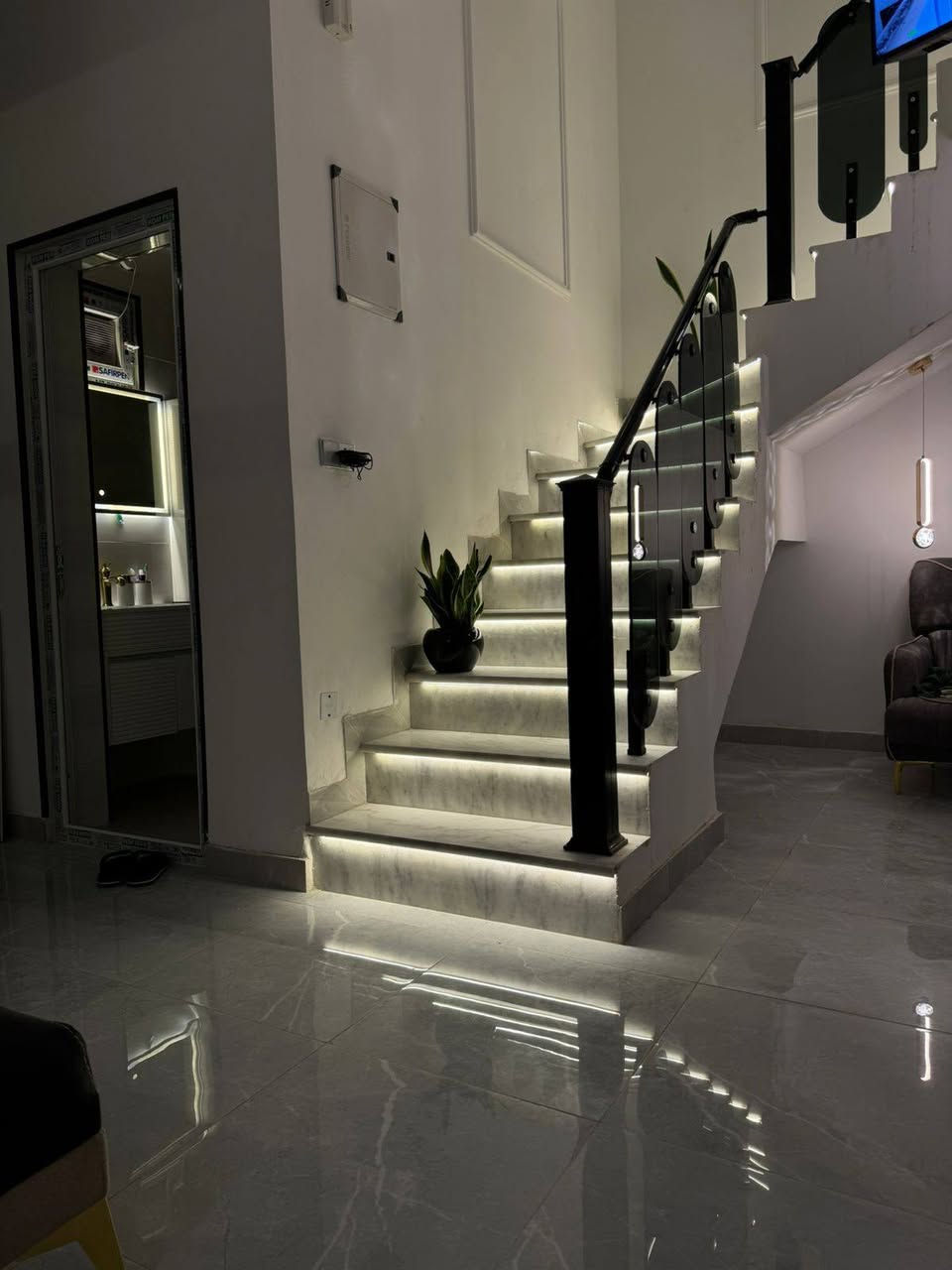 السلام عليكم ورحمه الله وبركاته
متوفر دار للبيع المساحه ١٣٠ متر طابقين
طابو زراعي سند ٢٥ تقسيم حسين مارينا يحتوى البيت على غرفتين نوم كليدور استقبال مطبخ مجمع صحي العنوان زوير الغربي للاستفسار اتصل على الرقم ***********
