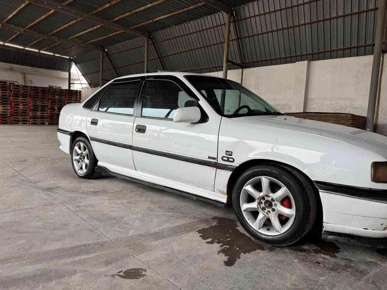 ئۆپڵ ڤیکترا 
مۆدێل 1992  گۆڕاوە  بۆ 1995
مەکینە 20!
ڕەنگ سپی 
لایت ئەڵقە 
٢ جام کارەبایی 
سڵایت= پانۆڕاما✅ 
ئالێر ئەلیکترۆنی لەگەڵ پێکردن و کوژانەوەی سەیارەکە ئالێرەکەی دەکرێتەوەو دەچێتە نەاوەوە فول دەسکاری کراوە .
گێڕ و مەکینەشی بەشەرتە و گێڕ عادیە 
لێدران ، جەمپی پشت و پێشی هەیە .
ڕەقەم هەولێرە و ٥ مانگ دەبێت ڕەقەم و هەزەی بەسەرچوە .
سەیارەکەش لە هەولێرە 
داوای 38 و معامەلەیەکی کەم  
تێبینی ١٤٠ هەزاریش غەڕامەی لەسەرە لەدوای معامەلە دەدرێتەوە 
ژمارە تەلەفۆن ***********ئەوە ژماارەی خاوەنیەتی أربيل, العراق
