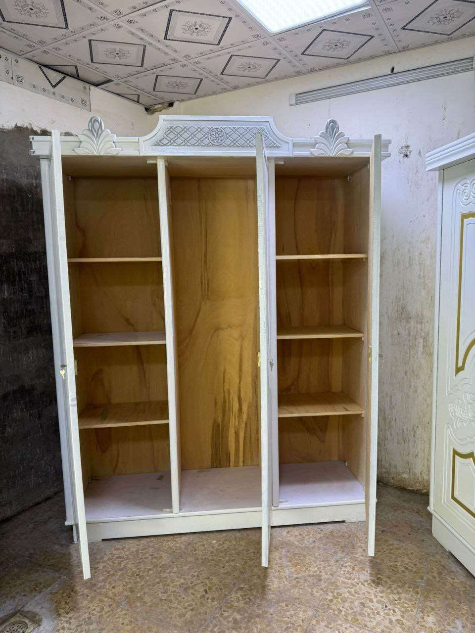 كنتور ثلاث واربع ابواب شغل عراقي CNC سيبو
لون اوف وايت 
الخارج ام دي اف 9 ملم 
الداخل جام 3 ملم 
القاعدة بلوك صاج 16 ملم 
الظهر فتح وشد براغي 
النرمادة شريطية المانية على طول الباب
اليدات اصلية بغداد, العراق


**إذا كنت صاحب هذا الإعلان وتريد حذفه لأي سبب، رجاءا أرسل رسالة إلى الدعم الفني**