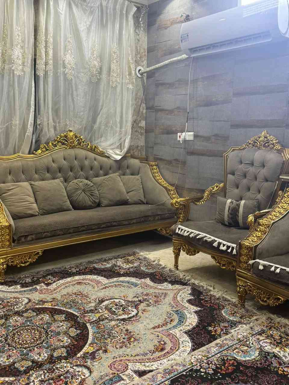 � للبيع — تخم جلوس + ميز طعام مستعمل بحالة ممتازة
تخم ملكي فخم مع شغل زخارف ذهبية وتنجيد مخملي نظيف

 • ميز طعام مع 6 كراسي (طاولة مع زجاج حماية ونايلون حافظ)

🔹 الاستعمال خفيف
🔹 عيوب فطر في الجامه 
🔹 القماش والمحافظة نظيفة مثل الجديد
🔹 مناسب للصالون أو غرفة الضيوف

📌 السعر: مليون ونص 
📍 الموقع: بغداد
📞 للتواصل / اتصال: ***********
