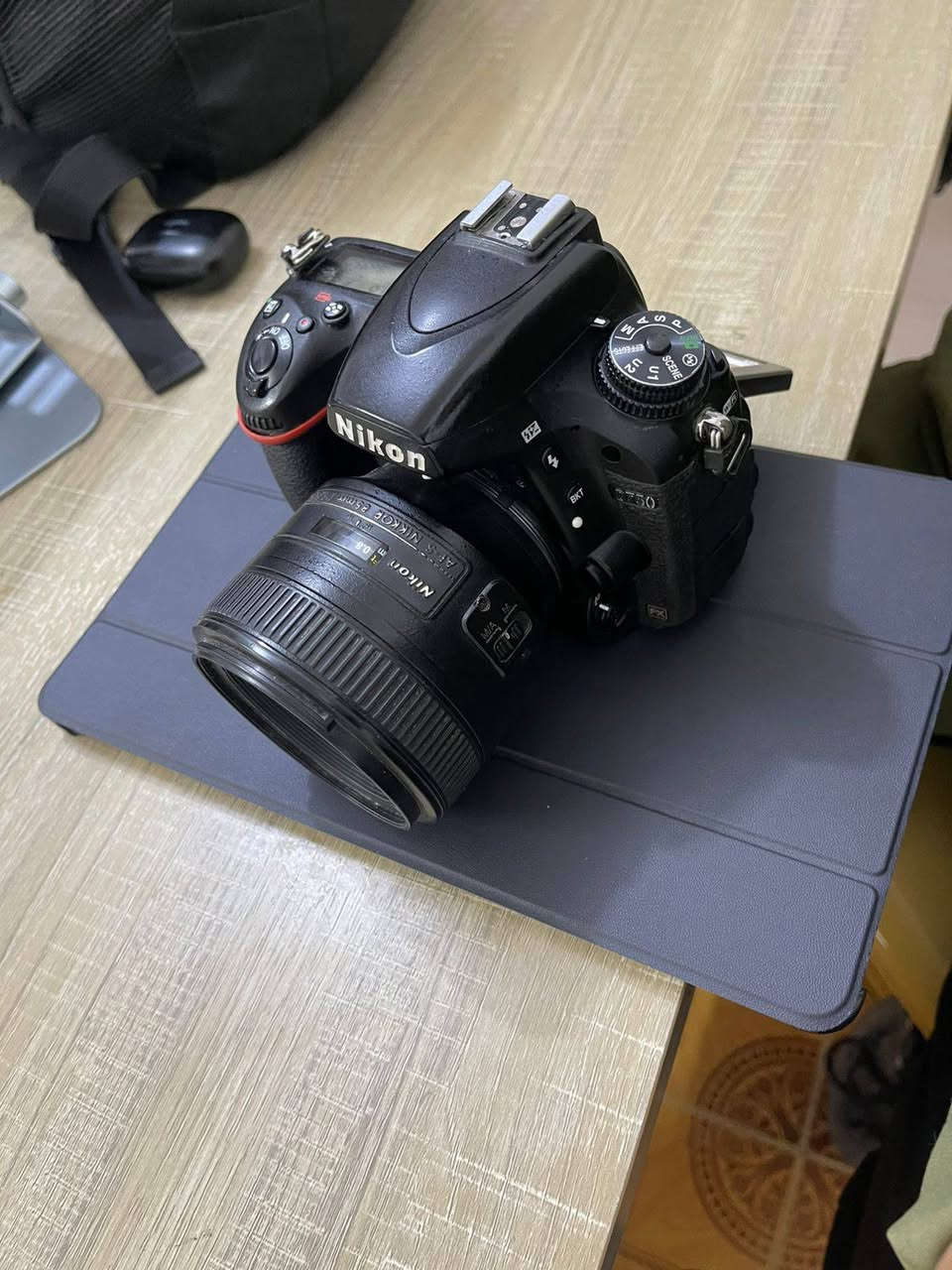 نيكون 750 فول فريم
عدسة 85m فتحة 1.8 
السعر البدي مع العدسه 750 الف 
للتواصل *********** 
عنواني ميسان و متوفر توصيل لكل لمحافضات
