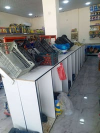 رفوف ام دي اف • ميز حديد • نظيفة