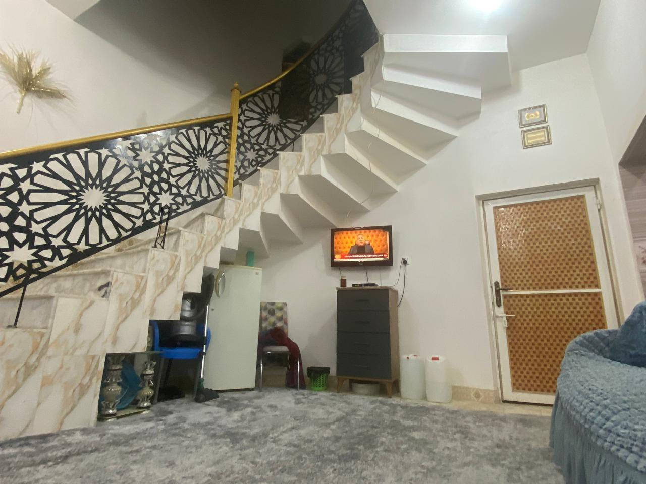 بسم الله الرحمن الرحيم
اللهم صل على محمد وال محمد

#بيت للبيع 
———-
مساحته  ٣٠٠ متر  ركن
#الموقع 
————-
حي ٣٦ يقع على شارع عشرين والفرعي١٢
بالجانب الايمن من معمل المرور 
مقابل ساحة خدمات

 #المواصفات 
——————-
طابقين كونكريت مسلح  فيه غرفتين نوم 
بالطابق الارضي وهول وبراني  ومطبخ ومجمع صحيات الطابق الثاني غرفة نوم
 عالي عن الشارع ٣ درجات الارضية
كاشي موزاييك نوع راقي الدرج مرمر
بناء البيت سنة ٢٠٢١
فيه محلات اثنين على شارع ٢٠
  
#السعر 
الكلي ٢٨٠ مليون  مع المجال
على الراغب بالشراء مراجعة 
مكتب سيد ناجح الحافظ 
***********
***********
