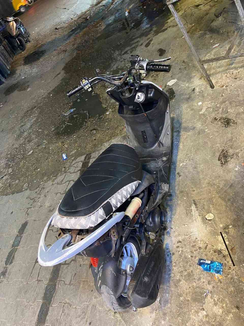 سلام وعليكم دراجه للبيع مكينه بلاديه كلشي شغال بيه ضفيره بلاديه السعر550 وبيه مجال وتساب فقط*********** مكاني بغداد
