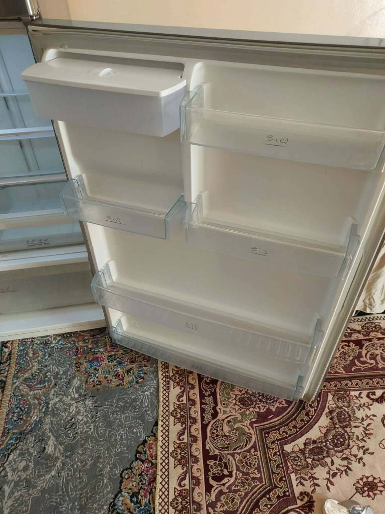 ثلاجه هايسنز للبيع 
المواصفات حجم كبير بخاخات فوگ وجوه تبريد ثلج تجميد فول يوصل(-٢٠) الثلاجه الكنترول مالته لمس اضافه بيه براد (الشراي يجي يگلب ويقتنع يله يشيلهه ) 
ه‍ *********** النجف, العراق
