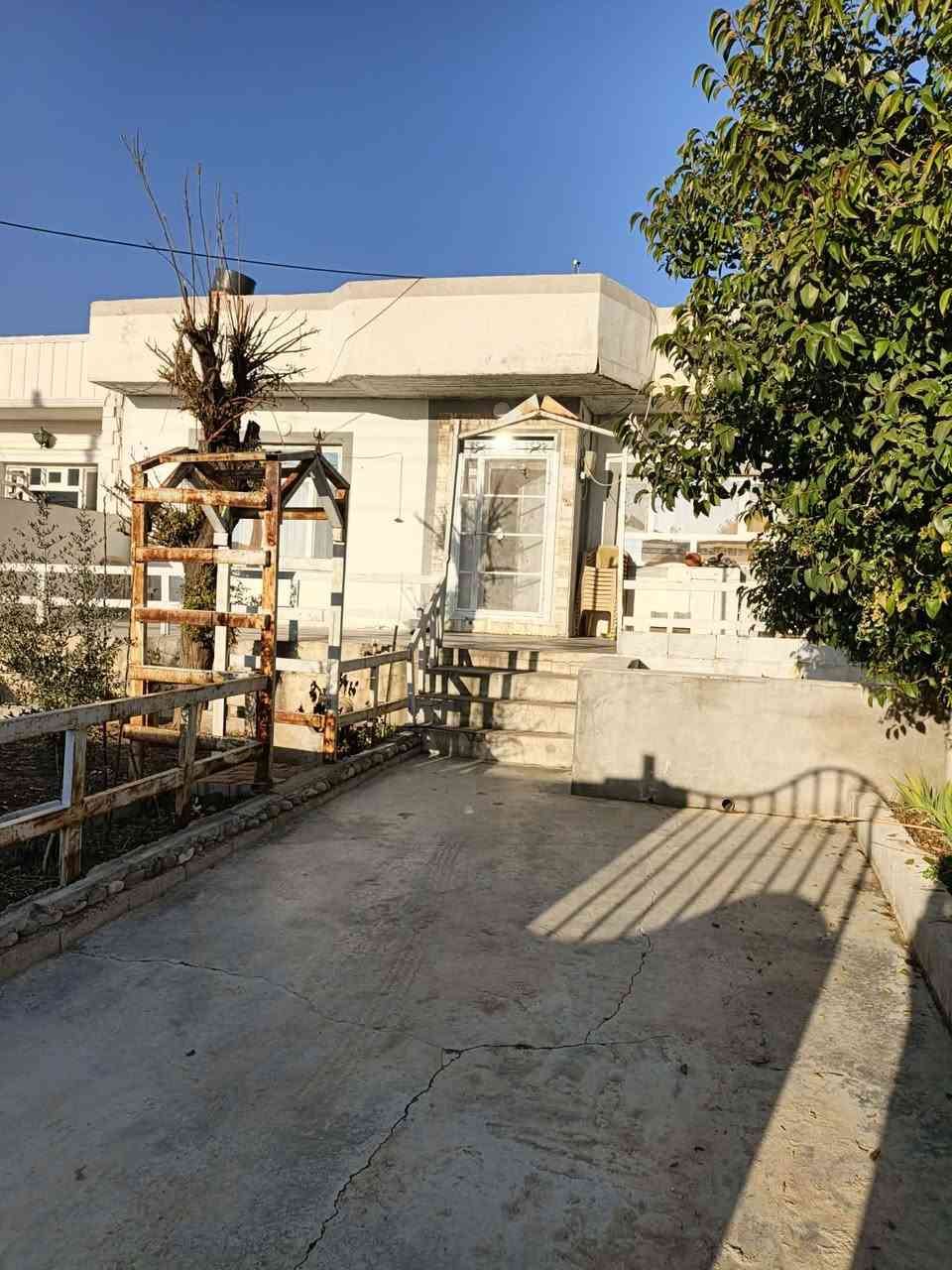 خانوو لة كوندي داربةرولة بةرامبةر مايةني دارةكة، ٢٨٠م، كارةبا و ئاوي هةية. 
*********** السليمانية, العراق
