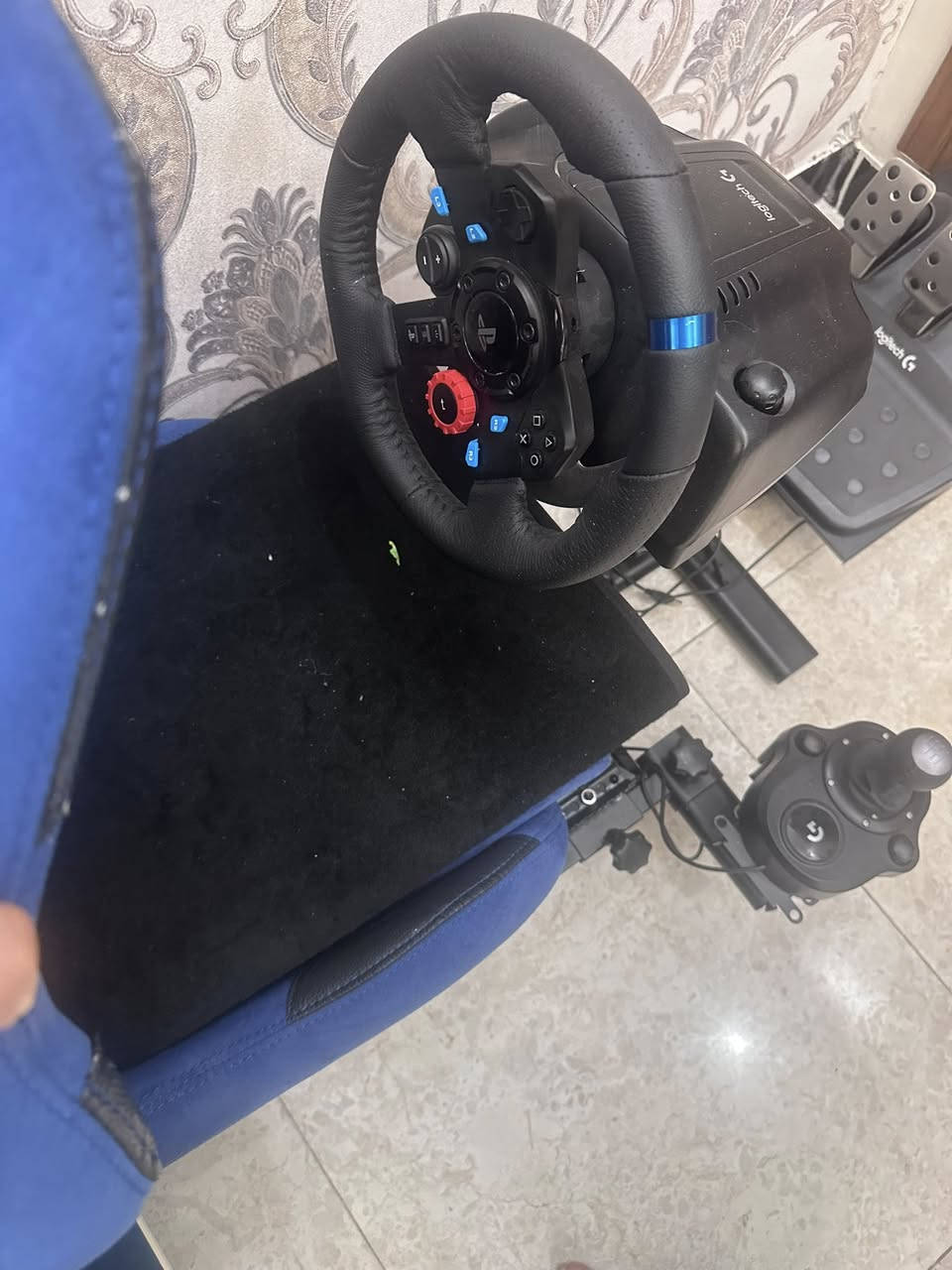 📣 للبيع: ستيرنج العاب Logitech G29 كامل ملحق النظافة (شبه جديد)
السلام عليكم..
عرض خاص لعشاق ألعاب السيارات والـ Simulation، للبيع جهاز مقود القيادة الشهير Logitech G29 كامل مع الدواسات (البدالات) وناقل الحركة (الكَير) الأصلي، بالإضافة إلى قاعدة الكرسي (الستاند الاحترافي المتكامل).
🔹 تفاصيل وحالة الجهاز:
• الاستخدام: متروك تماماً.. أخذته لأطفالي وما لعبوا بيه إلا قليل جداً، وبقى مخزون ومحافظ على نظافته.
• النظافة: نظيف جداً جداً وبحالة الوكالة (أخت الجديد)، بدون أي عيوب أو مشاكل بالـ Force Feedback أو الأزرار.
• سبب البيع: لقلة الاستخدام وعدم التفرغ.
💰 السعر:
• سعر الشراء الأصلي: 500 ألف دينار.
• سعر البيع المطلوب: 400 ألف دينار فقط (قفل).
الجهاز كامل مكمل وجاهز للربط على البلايستيشن أو البي سي (PC)، تشده وتبدأ تلعب فوراً.
📍 المكان: بغداد
***********
