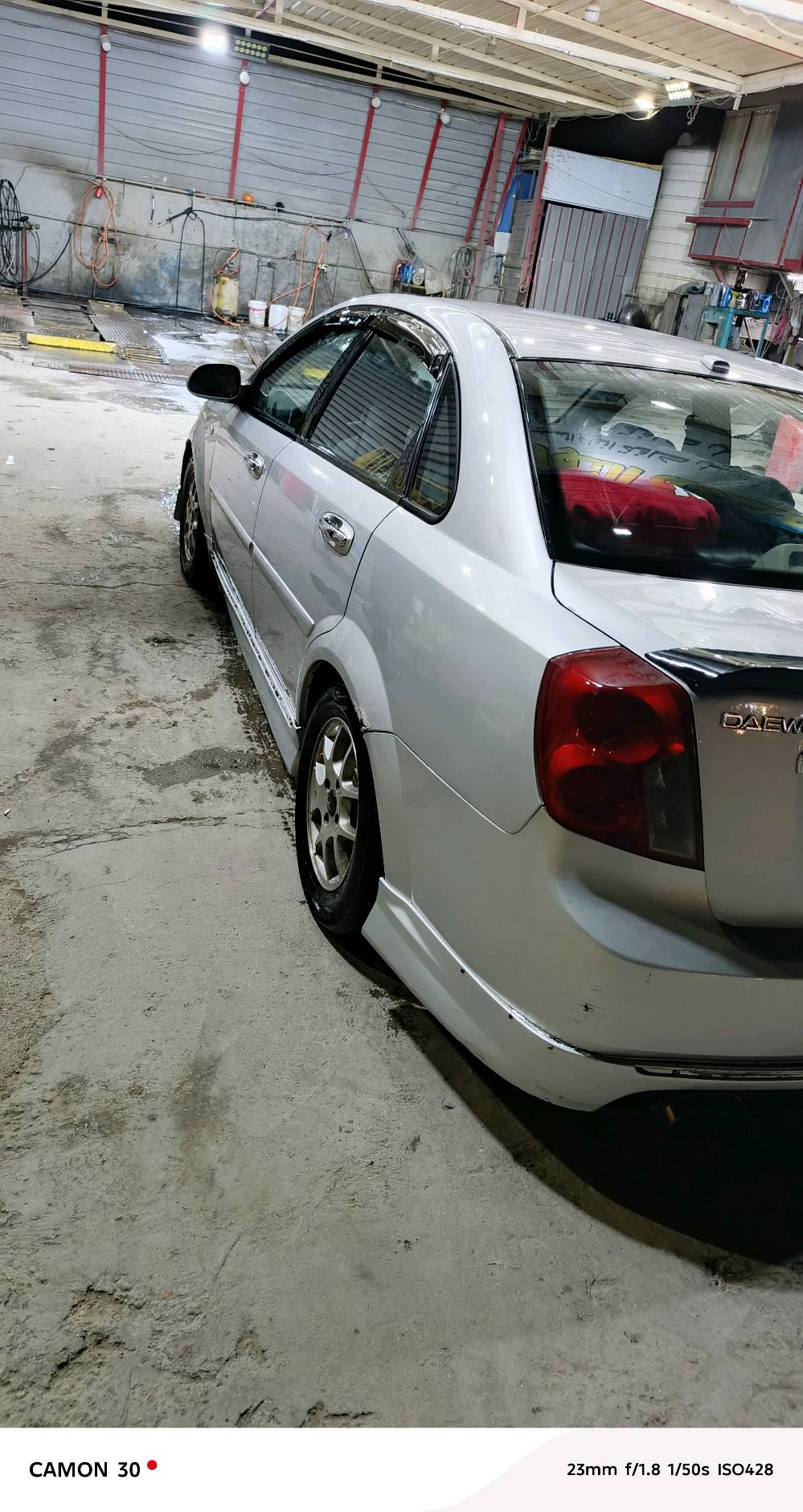 السلام عليكم للبيع سياره دايو لاسيتي كفاله كير مكينه وصدر امامي تخم تاير جديد السياره خير من الله ماشيه 360الف 
وارد خليجي حادثها باب بصف السايق السياره على البلاد مري شفط تدفئه كشنات تحكم ستيرن عندي وكاله بل سياره راعيها موجود 