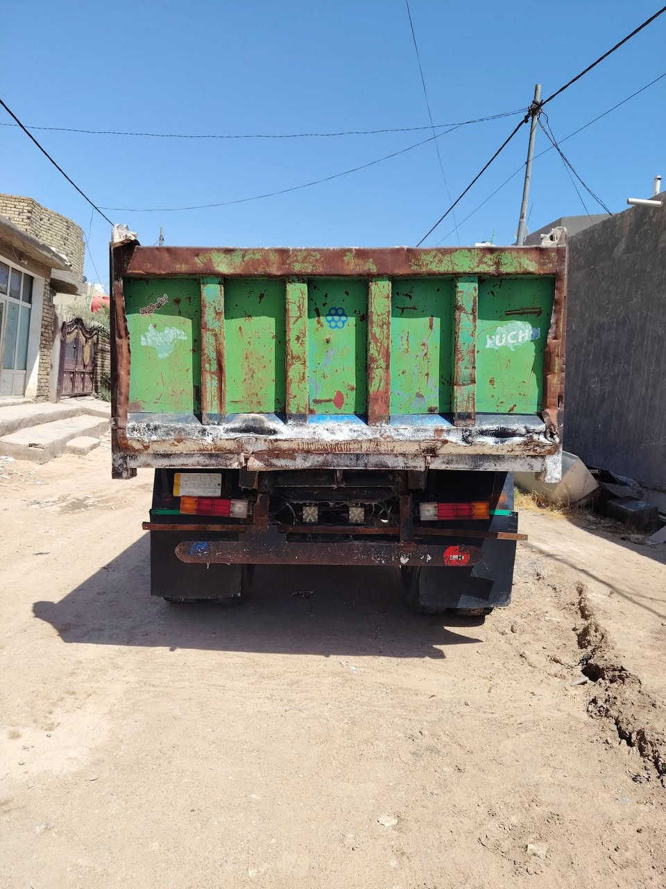 سيارة تك قلاب موديل 92 شاصي عدل سياره جاهزه للعمل الف ما تصرف عليه مكينه 6 جديده كير 25 مكان السياره طريق نجف _ كربلاء الاستفسار نتصل على الرقم *********** ملاحظة مامتواجد على الفيس
