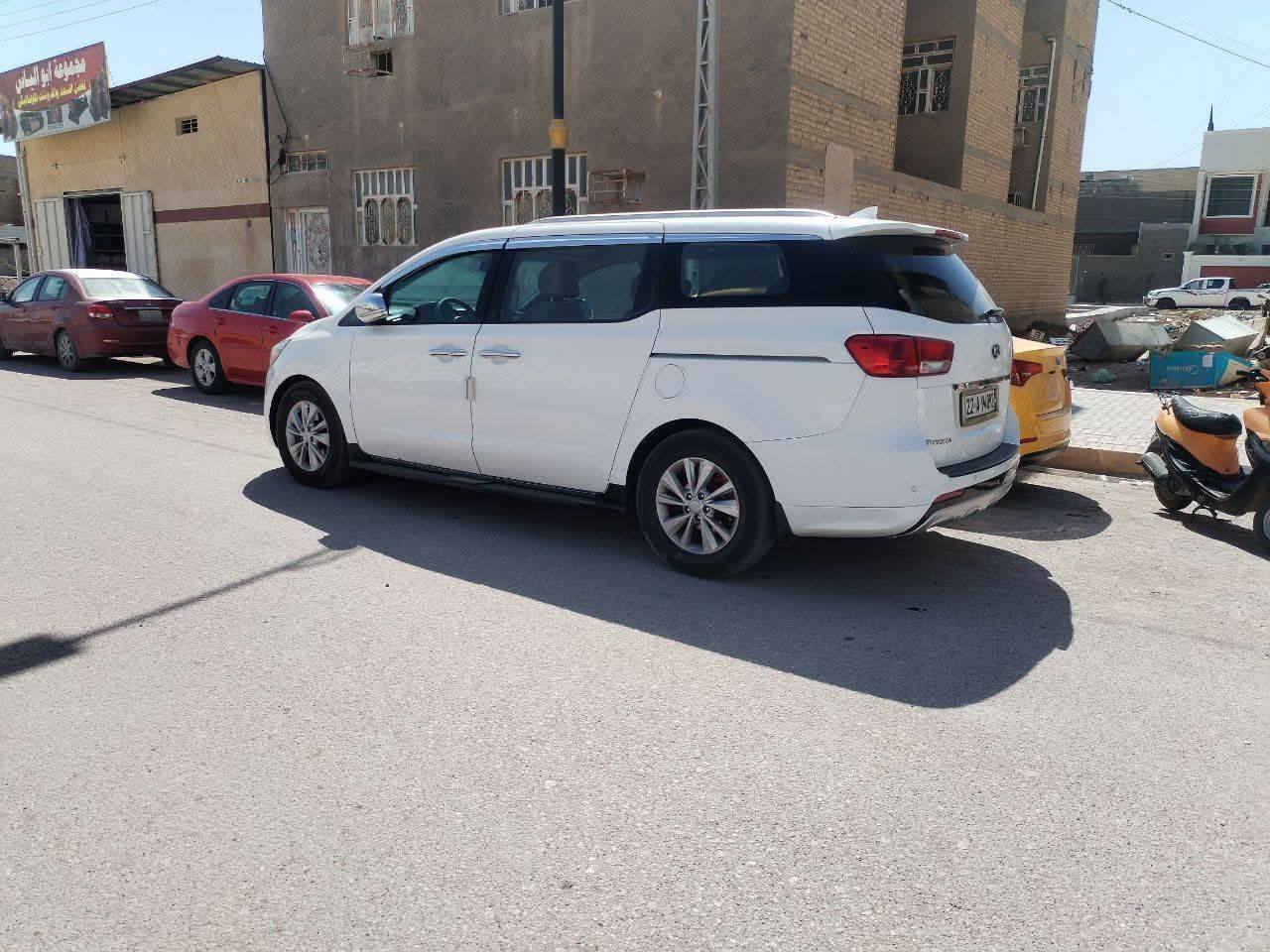 السلام عليكم
للبيع كيا سيدونا 
فول مواصفات عده الفتحه 
٢٠١٧ 
حادث  موضح بسونار 
مواصفات 
 بصمه
جلد ومغلف تفصال
بوب كهربائي 
شاشه كبيره
اشاير بلمري
ترحيب دخول
بـردات 4 قطع ابـلادي

حساس امامي خلفي 
تدفئه كشنات
ثلاث قطع تبريد ثلاجه 
7ركاب كشن السائق كهرباء 
حداديه تبريد وكير ومكينه خير من الله 
مكينة 6 سلندر￼
تخم تاير جديد
السياره جاهزه مابيه نقص 
مكاني السماوه  الخضر  سعر 185$.  ￼ الاتصال***********
