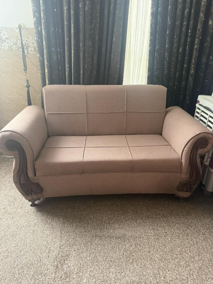 السلام عليكم
قنفات للبيع استعمال جداً قليل 
٢ قنفات ثلاثية ووحدة ثنائية وكراسي ٢ 
سعره ٣٥٠ 

‭٠٧٨٤ ٥٨٩ ٥٢٣٤‬
