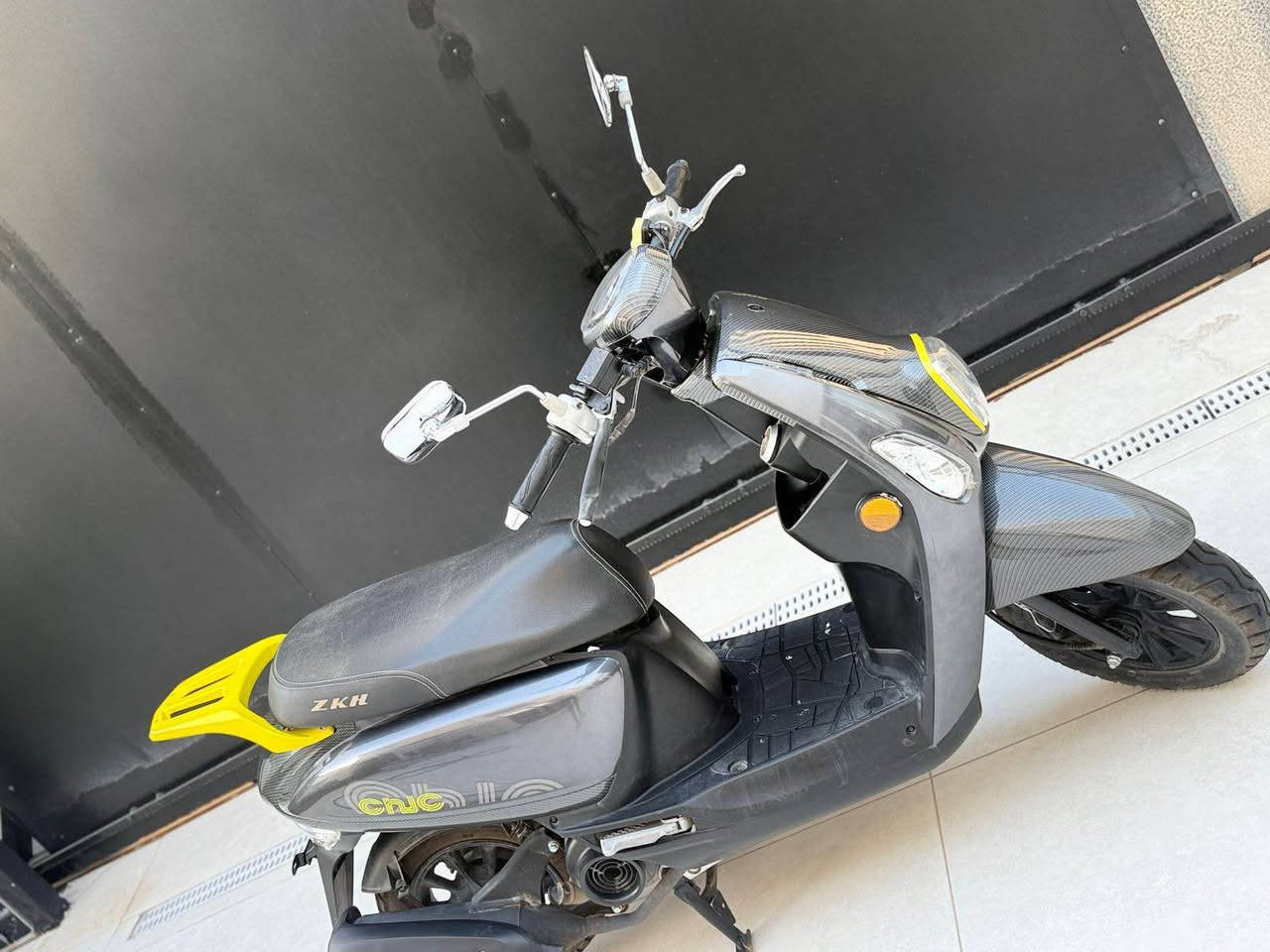 للبيع دراجة نارية (سكوتر) بحالة ممتازة
 • الاستخدام: خفيف ونظيف
 • اللون: رصاصي مع أصفر
 • الحالة: جديدة، ما بيها أعطال
 • الموديل: سكوتر عملي ومريح للمدينة
 • الصيانة: منتظمة وجاهزة للاستخدام فوراً

السعر: (خاص)
الموقع: (كربلاء )
للتواصل خاص أو اتصال على ***********. كربلاء, العراق
