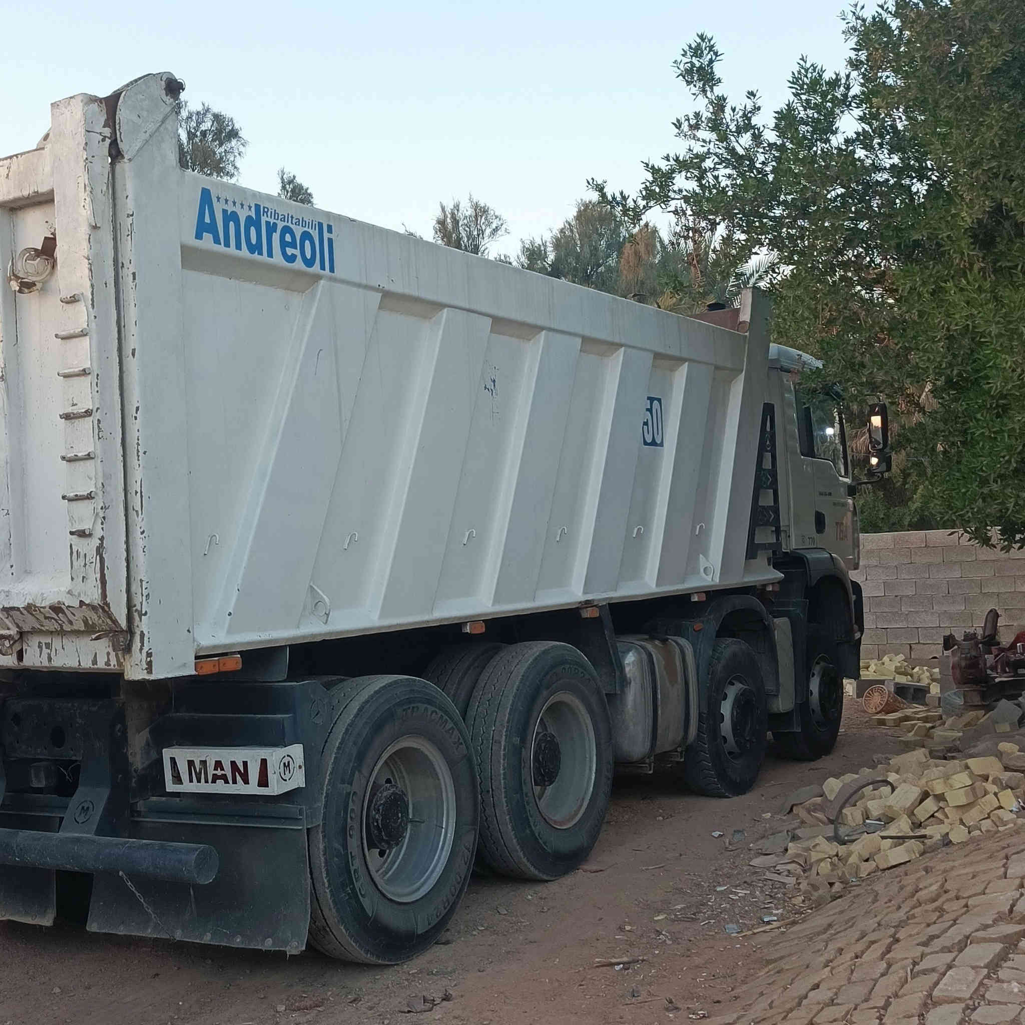 سلام عليكم مان تيكه موديل 2005 مجموعه جي اف رقمه بصره بسمي تحويل ثانيوم مكينته 410 بدي مايدر سياره مكفوله كفاله عامه من صبغ و ضربه بدي مايدر ثماره مكفوله من صبغ و شاصي مكفول رقم الهاتف ***********%*********** مكاني ميسان مجر الكبير
