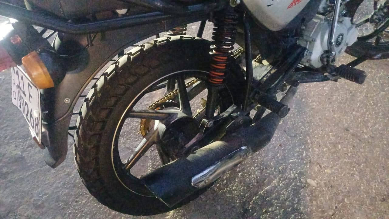 سلام عليكم 
بوكسر مديل 22 شهر 11 محسوبه على 23  مرقم بغداد تحويل ثاني يوم صينه مال 23 دراجه حلوه بس بيه نقص دوسه خلفيه و جاملغ الامامي مسحوك سن مالته فه يلعب جاملغ و نقص براغي بس تنضب دراجه مجفته تجفيت اصلي شركه قبل  سنه درجه حلوه بس هاي نقوص مال موضف صاله اكثر من سنه و نص تارك دليفري مستعجلين على بيعتها مكانها الامين الثانيه 
رقم ***********
سعر 2100 بيها مجال خادم اني
