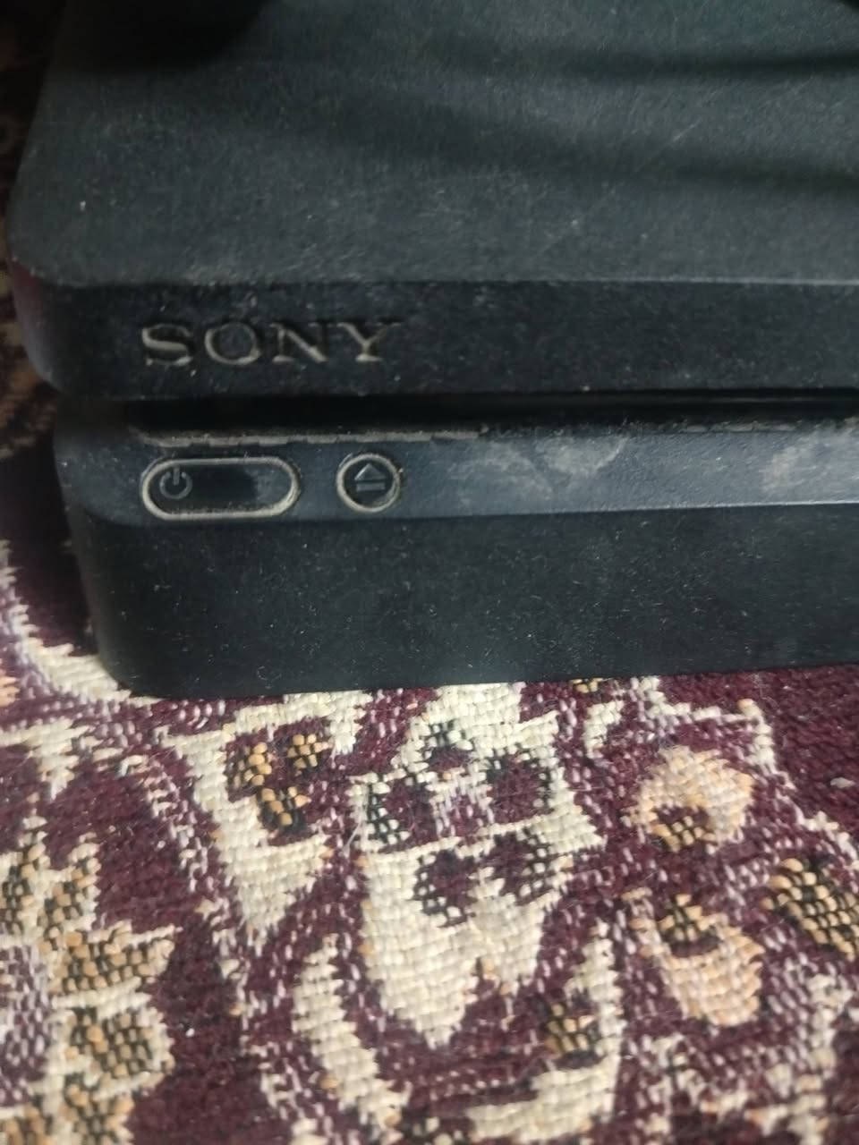 السلام عليكم بلي 4 للبيع مهكر بي أكثر من 10 العاب مشتغل اقل من سنه ويا يو بي اس شغال وكامل السعر 300 وبي مجال العنوان بغداد الدوره المهديه الثانيه واتساب ***********
