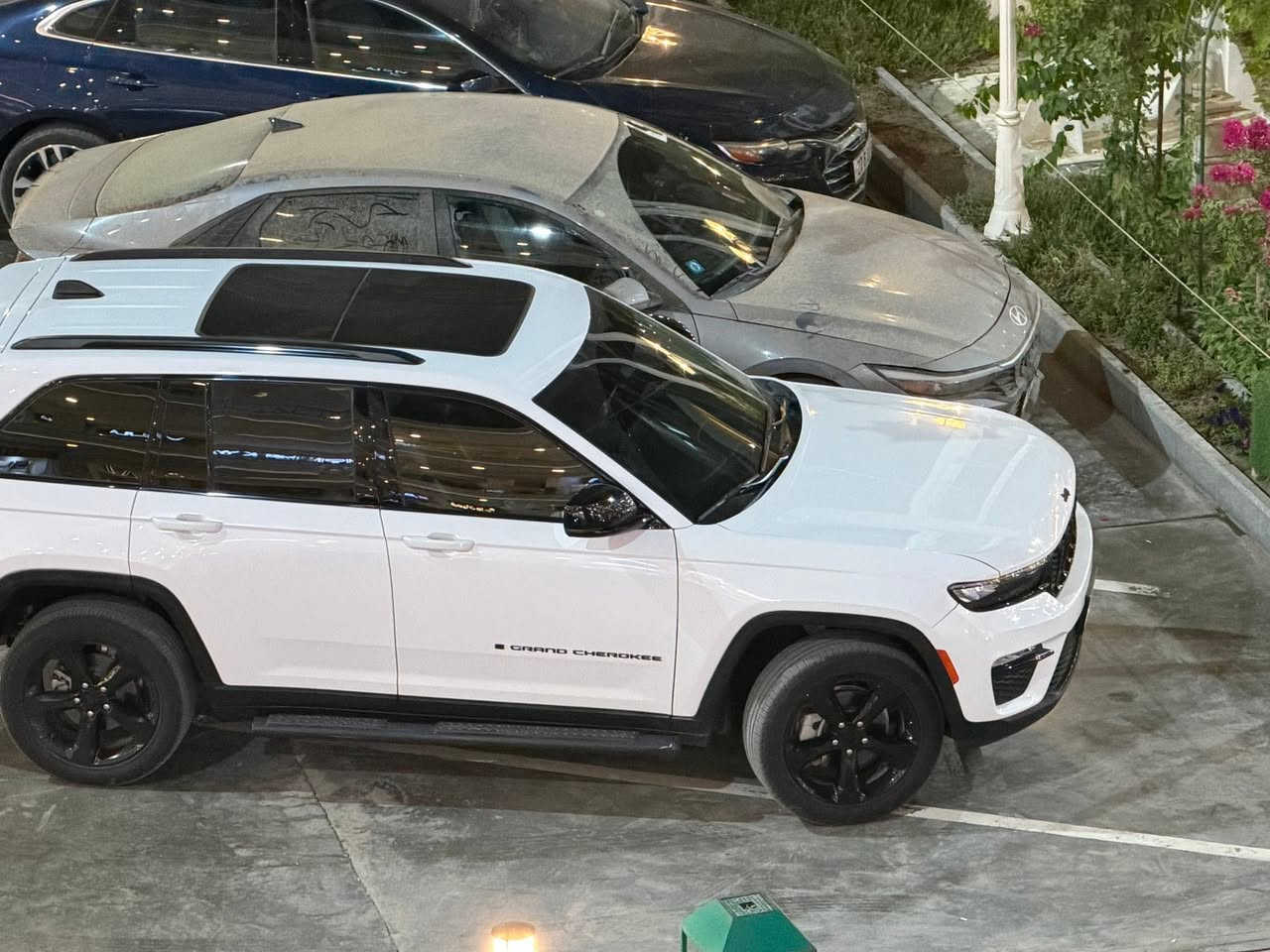 جيب لاريدو بلاك توب  :2023
المحرك : V6  3.6L 
دواسات 
شاشه عربي عدد 3 سائق وب وسط والصدر 

العداد :43 الف

 المواصفات :

*اشاير بالمري 

*بلاك توب اصل لمتدد 

* رادار امامي وجانبي وخلفي مع مانع تصادم 

* تحذير الخروج عن المسار 

* تحذير النقطة عمياء 

* شاحن موبايل

* ويل قياس 20 انج  

* شفتات بالستيرن 

* كاميرة خلفية مع حساسات 

* المصابيح الخلفية والأمامية زنون  

* دخول ذكي

* تشغيل عن بعد 

* الصندوق الخلفي كهربائي 

*مقاعد السيارة جلد وكنتارة 

* مقعد السائق كهربائي 

* المقاعد الأمامية  والخلفي  والسترين تدفئة 

* حساسات خلفية 

* 5 راكب

* تبريد خلفي  

* مانع تصادم خلفي 

* بلوتوث تلفون 
بنوراما كامله 

* محدد سرعة 
رقم شهداء باقي سنه وكاله ب سياره 
رقم بغداد 
مكان السياره (ناصريه)
فول لفول 
ضرر السياره موضح ب صوره 

السعر(315)
***********

