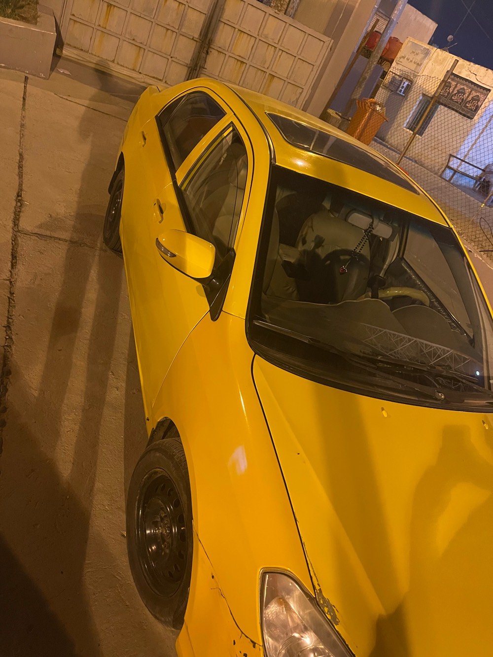 السيارة نوع BYD لونها أصفر، بحالة جيدة، مناسبة للاستخدام اليومي. تحتاج إلى بعض الإصلاحات البسيطة في البودي كما هو ظاهر في الصور. السعر منافس.
