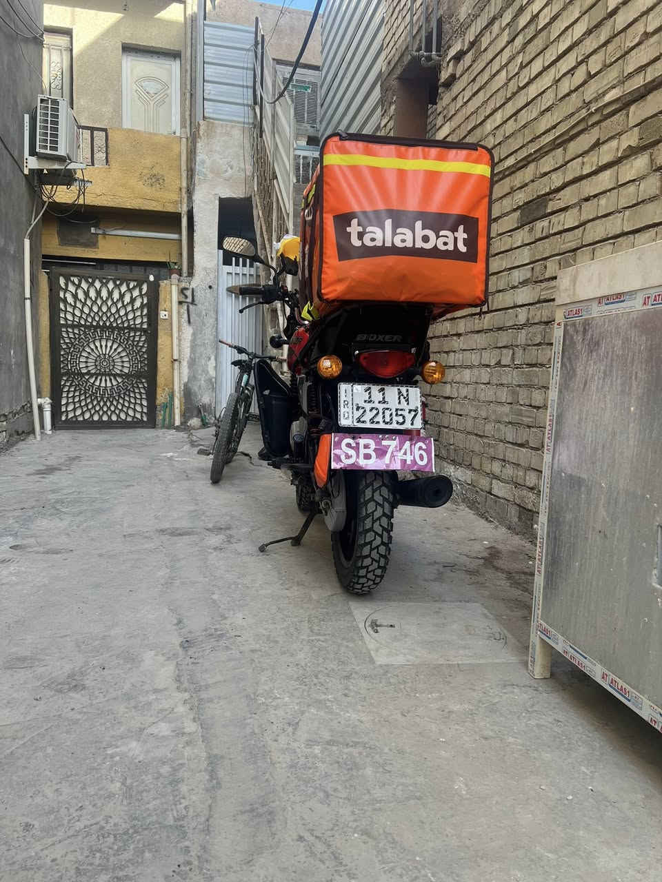 السلام عليكم
من رخصت ادمن الكروب دراجه بوكسر موديل ٢٠٢٣
مرقم بغداد 
ما اشتغلت بيها دلفري اهواي والله العظيم 
دراجه مفتوحه المكينه وفتحتها يم بشير الي بل الكراده 
هيه بل الاصل مال بشير تاريخ العقد هم موجود شوكت اشتريتها
رايدها ٢٤٠٠ وبيها مجال بسيط مكاني بغداد الكريعات ***********
