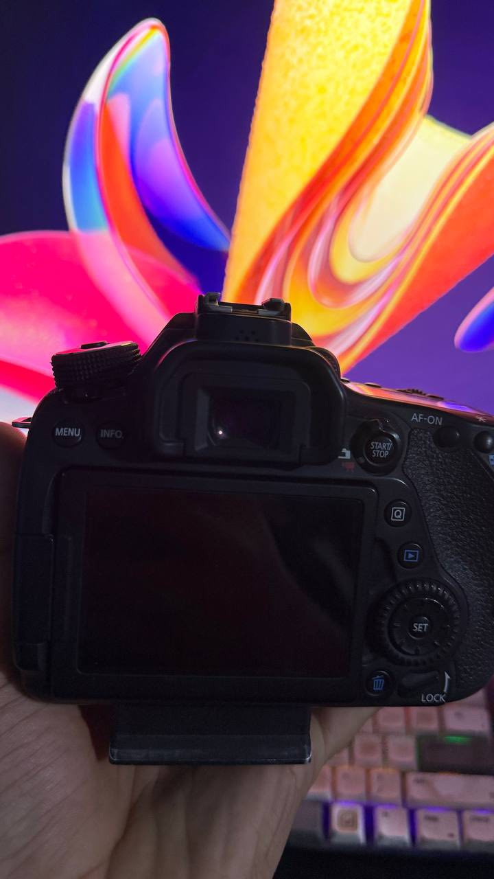 كانون 80d مع عدستها الاصلية وبطاريات 2  والشاحنة الاصلية وجنطة وملحقاته الحزام والباركود الكامره ماخذه جديد نضافته ٩٠بل١٠٠
مكاني البصره قضاءالصادق/***********
