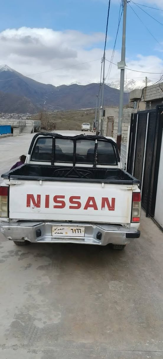پیکاب نیسان مۆدێل 2000 مکینە کابریتە گێڕو مکینە و ئەکسل و توندو تۆڵی بەشەرت چوارتای لۆکی بۆ بەستراوە تەبرید و پاوەرە چوارجام کارەبایی ناوی لۆکە لێرداوی نیە...خوار هەموو بازاڕ بەتەتەحەداوە..شوێن قەزای چۆمان . سەنەوی کۆنەکانە
نرخی 45 محامەلە 
*********** رانية, السليمانية
