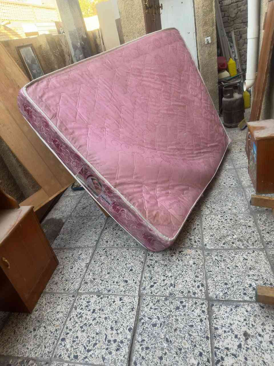 السلام عليكم ورحمه الله وبركاته 
اغراض للبيع ومستعجل عليهن 
بسعر مناسب  ميز تواليت وجربايه نفرين مع الدوشك مالتها  
 والي يريد يراسلني واتساب 
👇  جكد ادفعون بيهن  
***********
