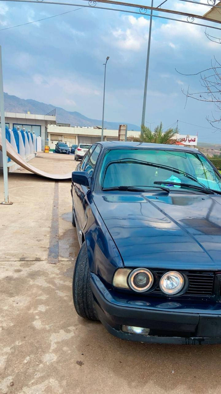 Bmw 520 
مودێل 93
گێر عادی
سەقف موز
کوشن جلد
تەبرید سار و گەرم
سی لاید
       ***********
*********** اكر, نينوى
