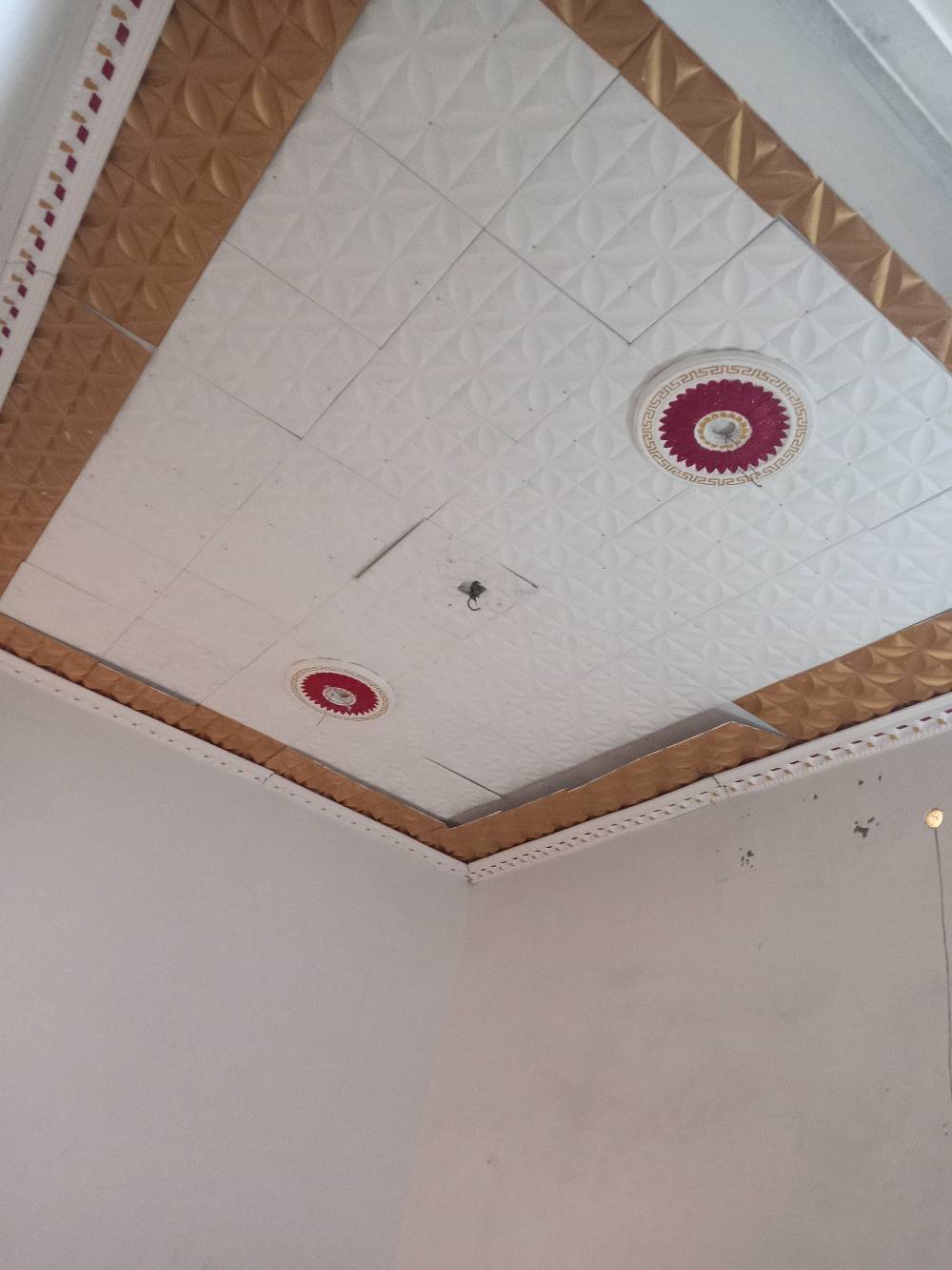 بيت إيجار المساحه ١٢٠ متر يحتوي على غرفة النوم وصاله ومطبخ وحمام داخلي وحمام خارجي ماسس ماء وكهرباء
العنوان الديوانية _شارع سالم 