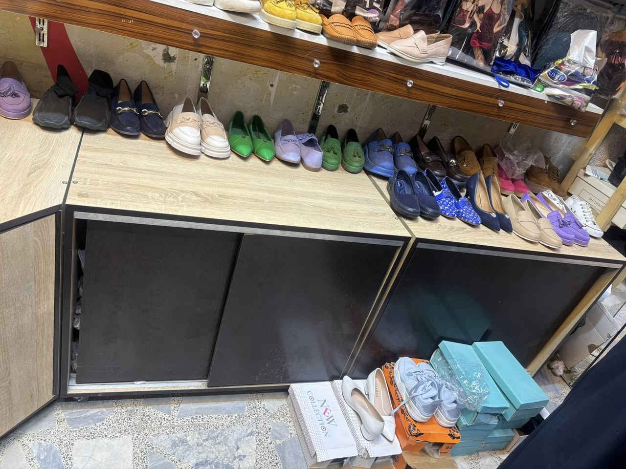 سلام عليكم عندي يدكور  احذية مجرات سحب  نظيف جدا خشب تركي  للبيع ب200  ومكلفني هواي ابو المصلحة يعرف  
الاستفسار ***********
