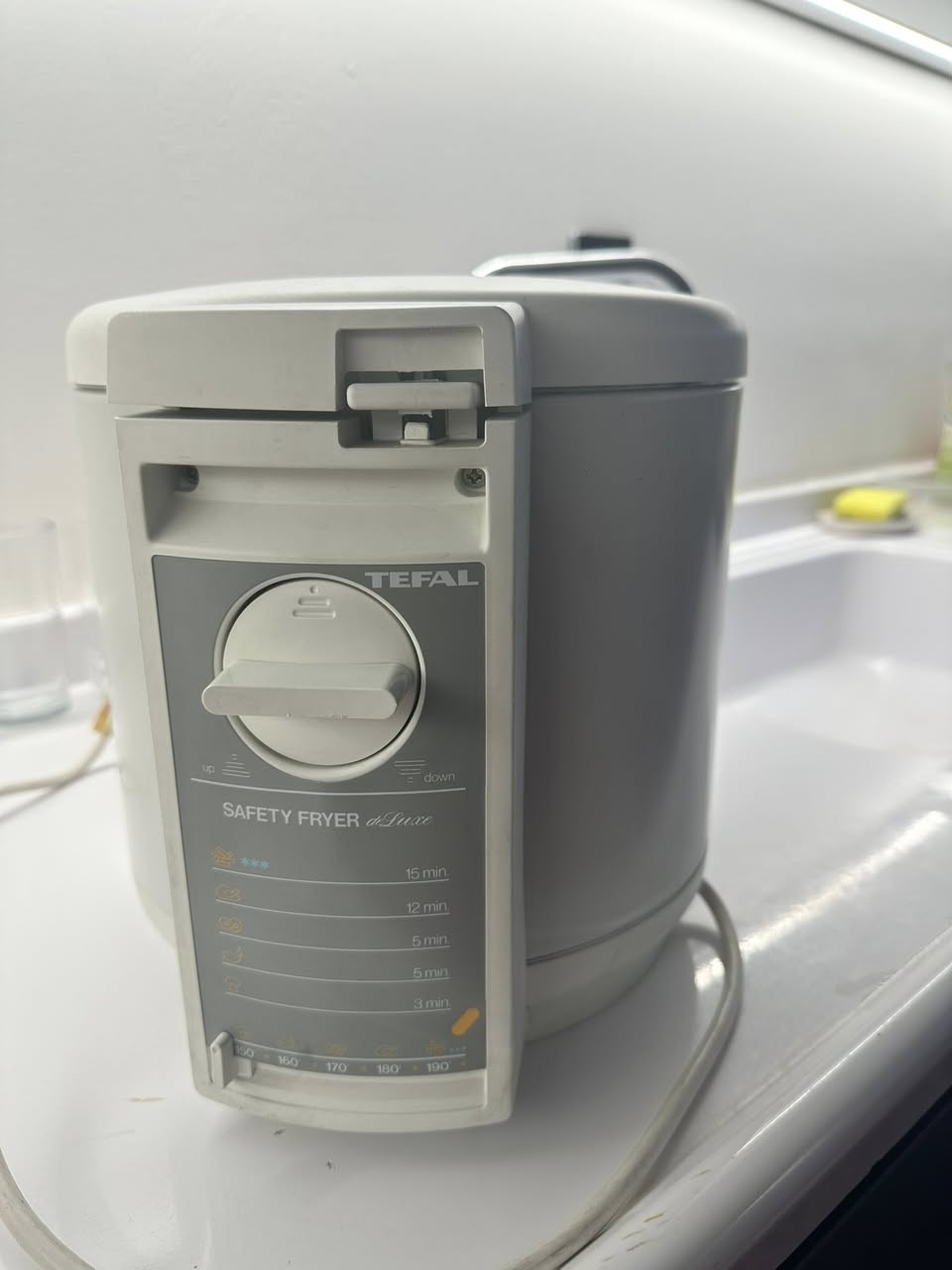 من رخصة الادمن مكلفة بالنشر ،قلاية زيت جديدة من ماركة تيفال Tefal موديل Safety Fryer deLuxe، مزودة بتحكم بدرجة الحرارة من 150 إلى 190 درجة مئوية مع مؤقت يصل إلى 15 دقيقة، تحتوي على غطاء أمان لتقليل تطاير الزيت، وقلي مختلف الأطعمة مثل البطاطا والدجاج والسمك، اصلية صنع في فرنسا بسعر ٦٠ الف فقط للتواصل موجود واتساب عالرقم ***********
