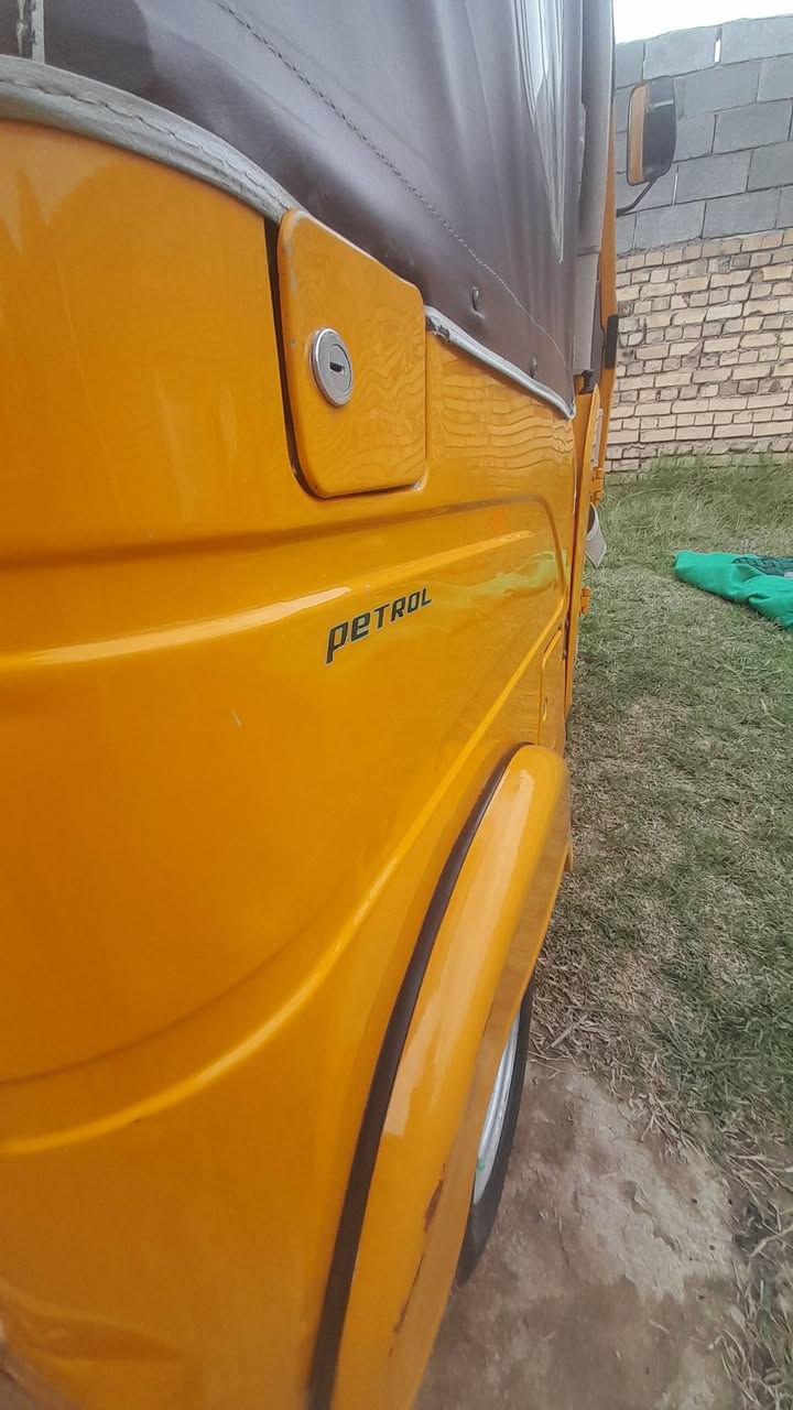 من رخصت الادمن المحترم تكتك لبيع موديل ٢٢ رقم وسنويه المكان عماره الكشره كفاله بس المكنه مفتوحه سعر من الخير ٨٢٥٠ غير هاذ سعر لا تخابر رجأن بدون تعاليق سلبيه ***********
