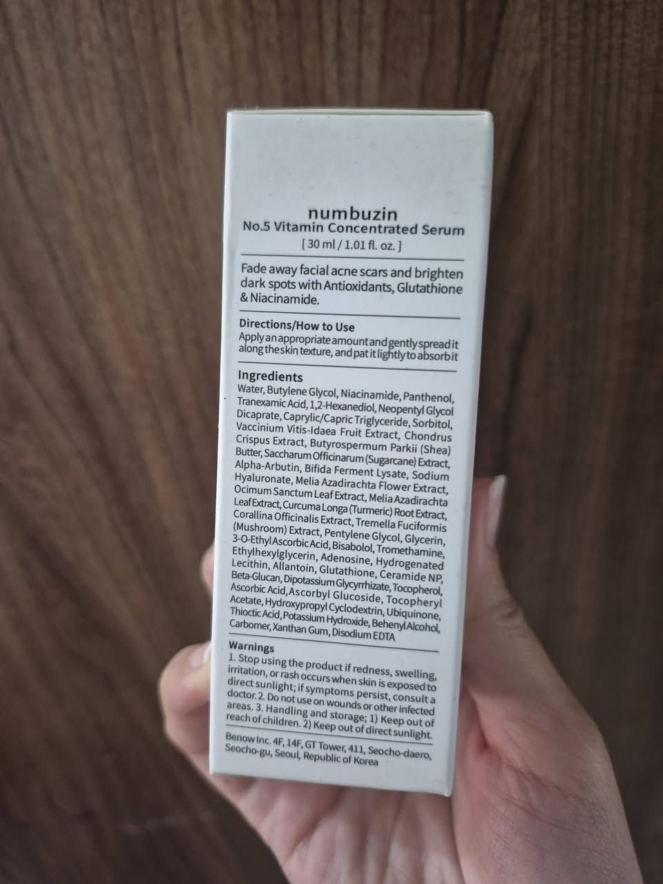سيروم Numbuzin رقم 5 هو سيروم مركز بالفيتامينات يهدف إلى تفتيح البشرة، وتقليل التصبغات، وتوحيد لولها. يحتوي على مكونات مثل الجلوتاثيون، النياسيناميد، وفيتامين سي، المعروفة بخصائصها التفتيحية ومضادات الأكسدة.
- تفتيح البشرة يساهم في تفتيح البشرة وتقليل البقع الداكنة. - توحيد لون البشرة يساعد في توحيد لون البشرة وتقليل
- مضادات الأكسدة يحتوي على الجلوتاثيون، فيتامين سي وفيتامين E ، التي تحمي البشرة من الأضرار البيئية.
ترطيب البشرة يحتوى على النياسيناميد وحمض 
اللذين يساعدان في ترطيب البشرة.
تهدئة البشرة قد يكون مناسبا للبشرة الحساسة بفضل تركيبته
التي لا تسبب تهيجا.

استخدم واقي الشمس بعد وضع السيروم، خاصة إذا كنت ستخرج في الشمس
مضادات الأكسدة يحتوي على الجلوتاثيون، فيتامين سي وفيتامين ، التي تحمي البشرة من الأضرار البيئية. - ترطيب البشرة يحتوي على النياسيناميد وحمض الهيالورونيك
اللذين يساعدان في ترطيب البشرة. السعر ب٨.


**إذا كنت صاحب هذا الإعلان وتريد حذفه لأي سبب، رجاءا أرسل رسالة إلى الدعم الفني**