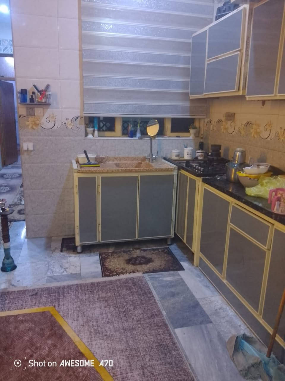 سلام عليكم ورحمة الله وبركاتة بيت درجة اولى ( سند طابو صرف بسمي) مشتقله   على ايدي قريب جامع كبيسي قريب عله شارع الشهداء البياع  قريب على 5مدارس وعلى مركز شرطه  مستوصف  بناء حديث سنة 22درجه. صاله حولي قرفه نوم  مطبخ حار بارد هاي جوه  البيت طابقين  سعره 195 وبي مجال الشراي يتفضل ***********
