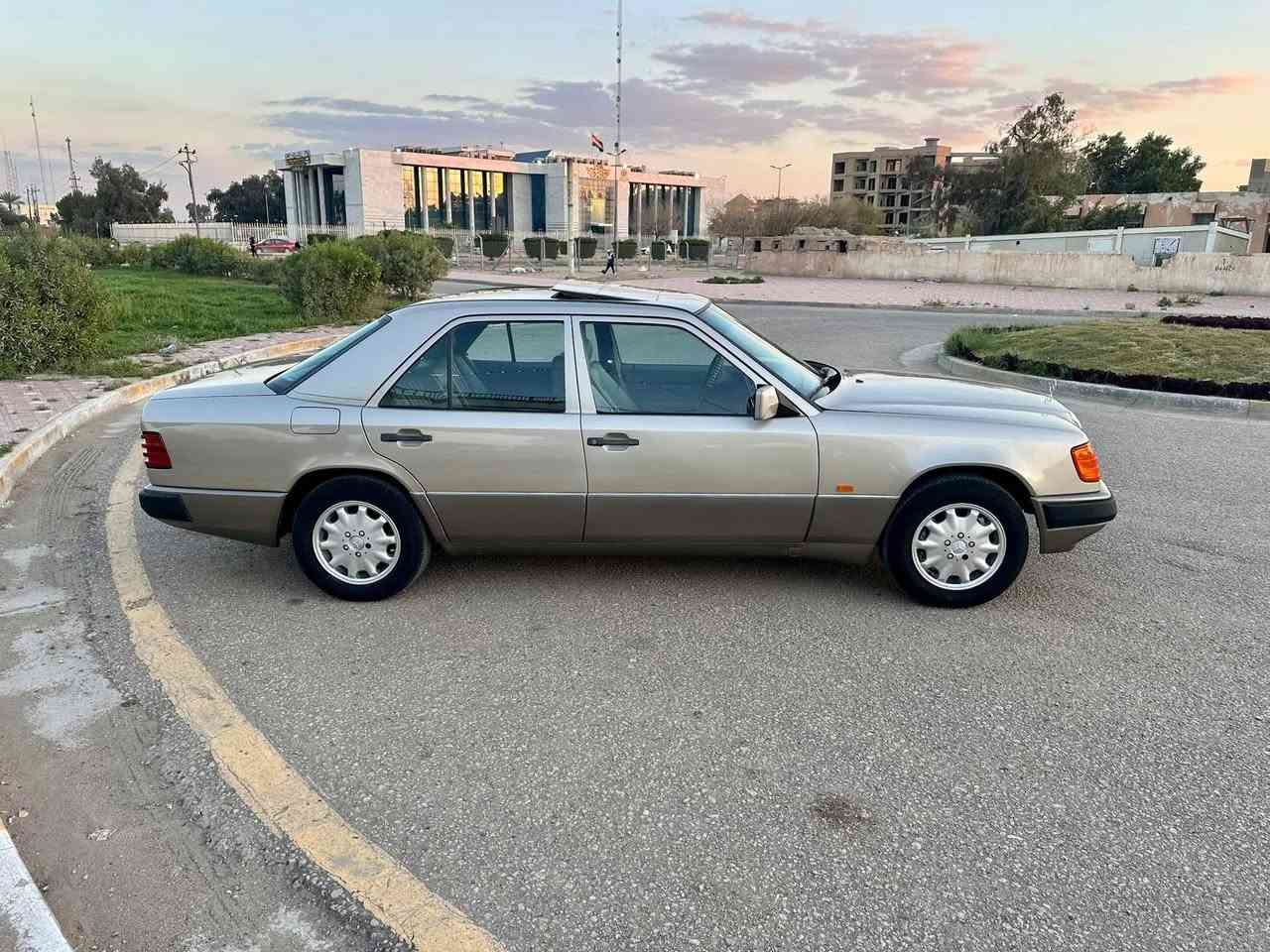 سلام عليكم للبيع مكان نجف سعر 68. ***********
