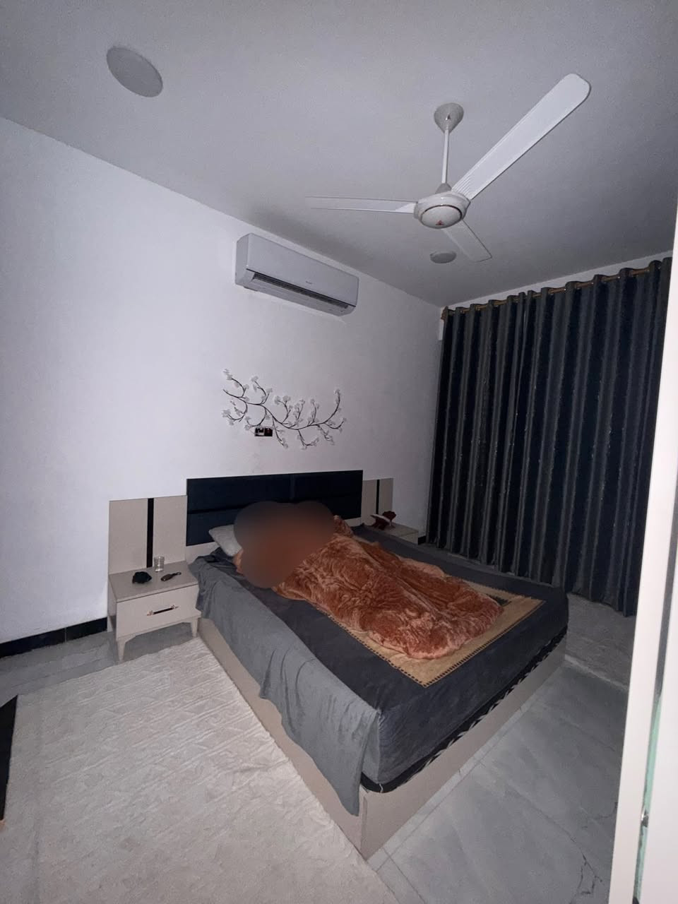 أغراض بيت
غرفة نوم نفر واحد 
غرفة نوم نفرين
تخم 10 مقاعد 
ديوان 8 مقاعد 
ميز طعام مع 3 كراسي
سبّلت عمودي نوع ميديا
طبلات 5 قطع ، 4 صغار مع 1 كبيرة (وسطية)
كاونتر 3 أمتار Hdf خشب
ثريات قطعتين 3 ألوان
مكاني زعفرانية ***********
