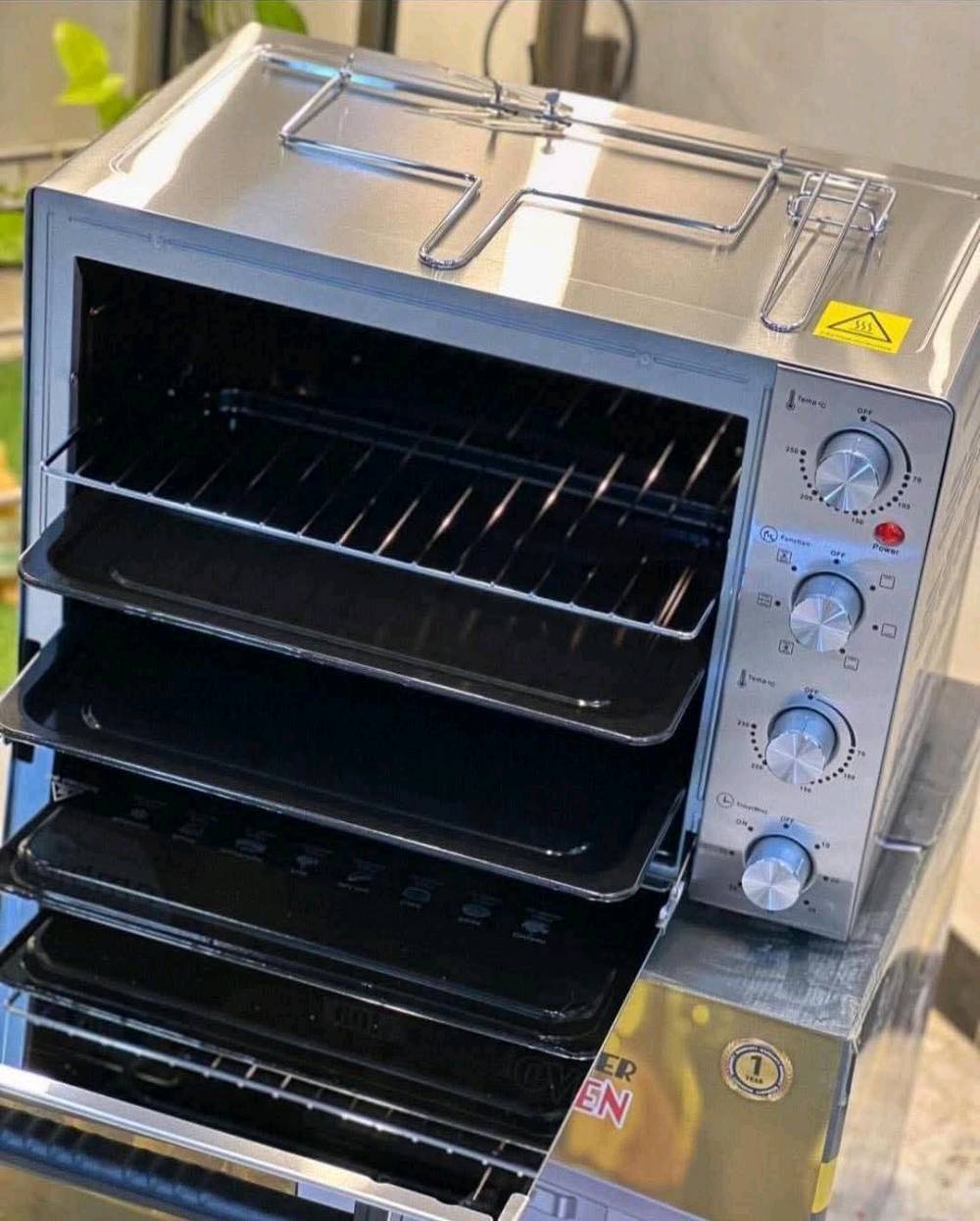 فرن 60 لتر ستانلس ستيل من ماركة امبليوم 
🔺هيتر تحكم منفصل الاعلى والاسفل .
 8 هيترات حلزونية عكس باقي الانواع 
 🔺شواية دجاج دوارة .
🔺صينية عدد 2 .
 🔺 شبكة .
 🔺 مروحة لتوزيع الحرارة .
 🔺 ضوء داخلي .
🔺باللون الفضي  .🔺جامة البوابة مراية .
🔺ثرموستات تحكم بدرجة الحرارة .
🔺 5 عمليات في الفرن .

🛑مع ضمان حقيقي لمدة سنة من تاريخ الشراء🛑 

‏‎للحجز والاستفسار مراسلتنا او
*********** واتساب
التوصيل لجميع المحافظات 🇮🇶 
