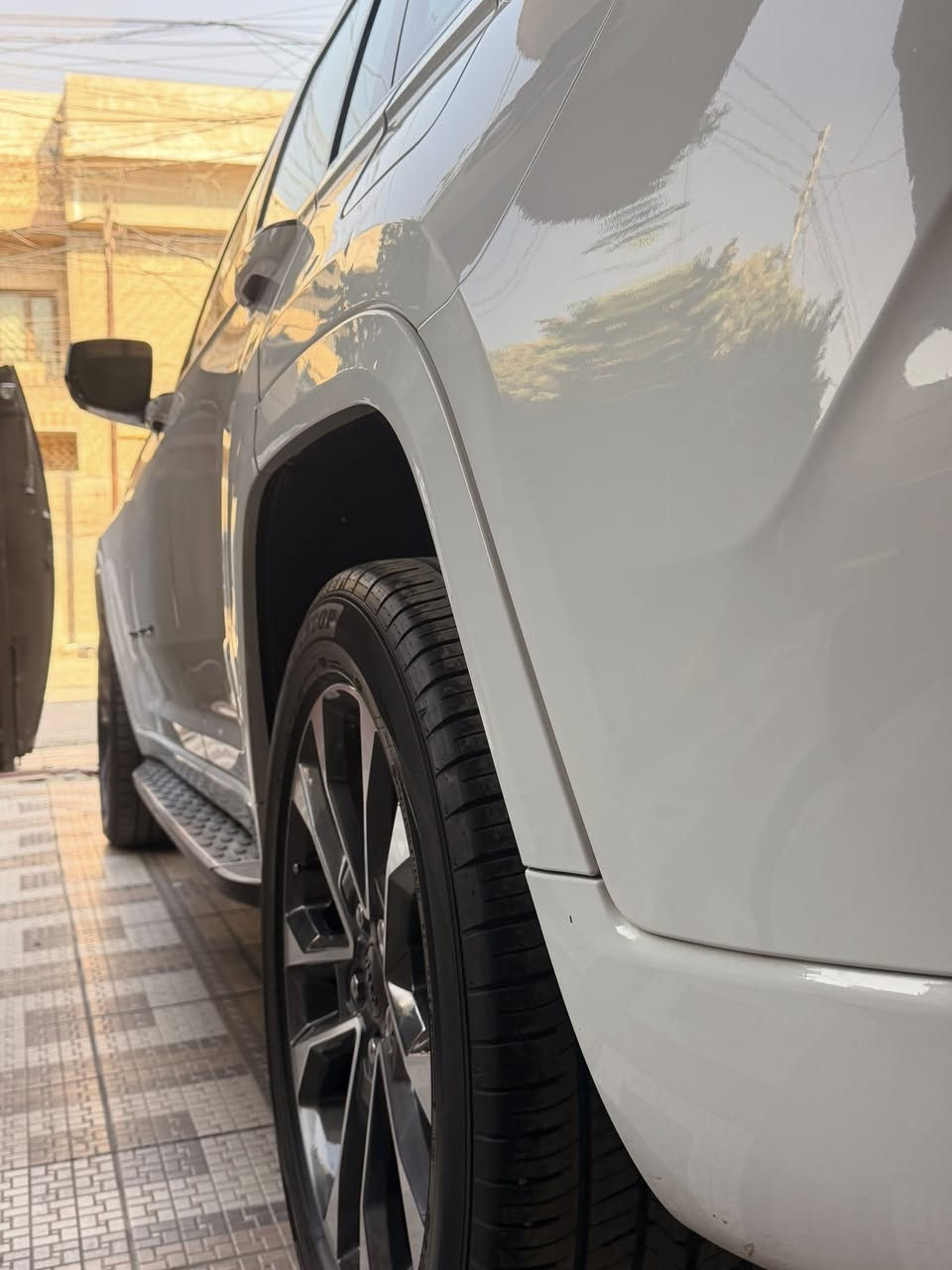 جيب كراند شيروكي اوفرلاند🔥
الموديل :2022. (خليجي) .
المحرك : . V6. 3.6L .
العداد : 40000.   
بعدهة بالضمان مال وكالة
المواصفات :
* دفع رباعي 4x4 .
* نظام تعليق هوائي (جكات).
* قيادة ذاتية عند المنعطفات.
* رادار امامي مع مانع تصادم .
* نظام الرؤية الليلية.
* تحذير الخروج عن المسار .
* مستشعر نوم السائق مع نظام التوقف الآلي
* تحذير النقطة عمياء ⚠ .
* نظام تحذير عند التقاطعات.
* نظام تحذير عند تجاوز السرعة المحددة.
* نظام عرض المعلومات على الزجاج الامامي (HEAD UP DISPLAY)
* نظام تقليل الضجيج داخل المقصورة.
* إنارة محيطية.
* شاحن موبايل وايرلس.
* تعديل وضعيات مقود السائق كهربائيا.
* مرايا تعتيم ذاتي.
* المرايا الجانبية قابلة للطي كهربائيا.
* نظام الصوت  مع 19 سماعة.
* ويل قياس 21 انج .
* سقف بانوراما .  
* شاشه كبيرة 10.1 انج .
* شاشة للراكب الأمامي .
* نظام الخرائط (GPS) .
* عرض خرائط الطريق على لوحة القيادة.
* لوحة القيادة بقياس 12 أنچ.
* 4 كاميرات خارجية مع بخاخات ماء للتنظيف.
* كاميرا للمرأة الداخلية.
* تصوير حراري ليلي .( ناظور ليلي)
* المصابيح الأمامية زنون .
* كشافات الضباب زنون .
* دخول ذكي.
* بصمة على 5 ابواب للدخول الذكي.
* تشغيل عن بعد .
* الصندوق الخلفيي كهربائي .
* فتح الصندوق الخلفي مع حركة القدم.
* دوسات جانبية .
* فرش المقصورة الداخلية من الجلد الطبيعي الفاخر .
* اضافات من الخشب الطبيعي للمقصورة الداخلية.
* ذاكرة لحفظ وضعيات الجلوس للمقاعد الأمامية
* مساج للمقاعد الامامية .
* المقاعد الأمامية كهربائية .
* المقاعد الأمامية تبريد وتدفئة .
* المقاعد الخلفية تدفئة وتبريد .
* ستائر للشبابيك الخلفية.
* انارة داخلية LED متعددة الالوان .
* حساسات امامية وخلفية .
* 5 راكب المرغوب عند الجميع
* مكيف خلفي مع وحدة تحكم منفصلة .
* تدفئة كشنات امامية وخلفية
* تبريد كشنات امامية
*تدفئة مقود القيادة.
* مانع تصادم خلفي .
* بلوتوث تلفون .
* محدد سرعة .
* نظام التشغيل والاطفاء الاوتوماتيكي .
( التشغيل عن بعد)
* نظام بريك اوتماتيكي
رقمها بغداد باسمي 
السعر 39800 وبيها مجال بسيط
العنوان بغداد 
الاتصال 
***********
***********
