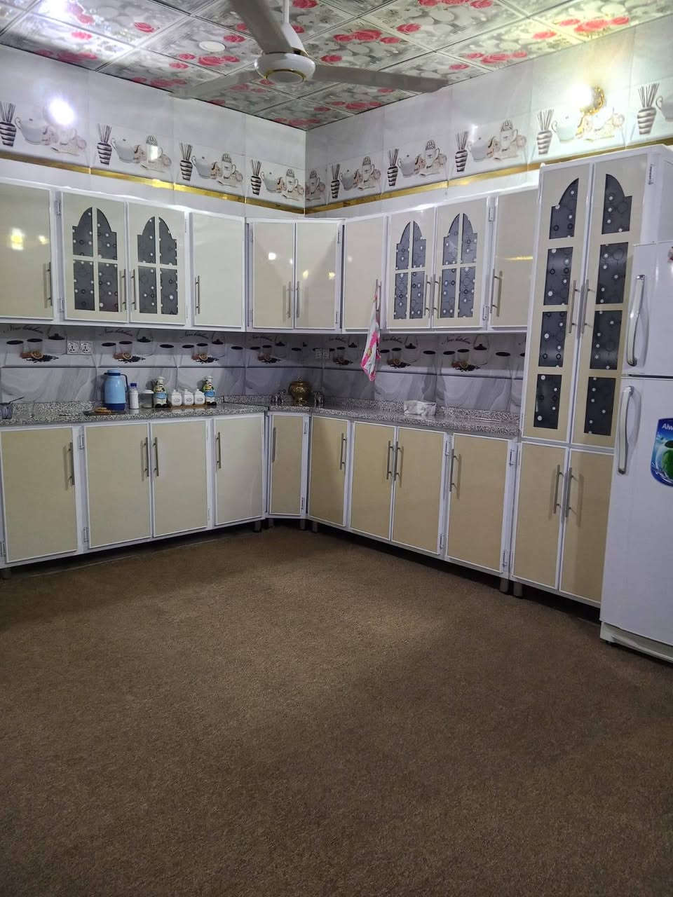 سلام عليكم 
الدار للبيع المساحه 300متر طابو زراعي سند 25 بناء حديث طابوق السقف صب كونكريت طابقين غرف نوم 4 اربعه وستقبال وصاله ومطبخ مجمع صحي خارجي وداخلي وطارمه وممرات داير البيت وحديقه عرض الشارع 8متر تبليط الموقع قرب معمل بهاء عيدان 
مراوس عادي حصرا بكاع السكندري 
أي استفسار إتصال على الرقم التالي واتساب ***********
أو مراجعة مكتب ابو زهراء التميمي شارع المواكب مقابل حسينية الخزرج الخاص مفتوح
